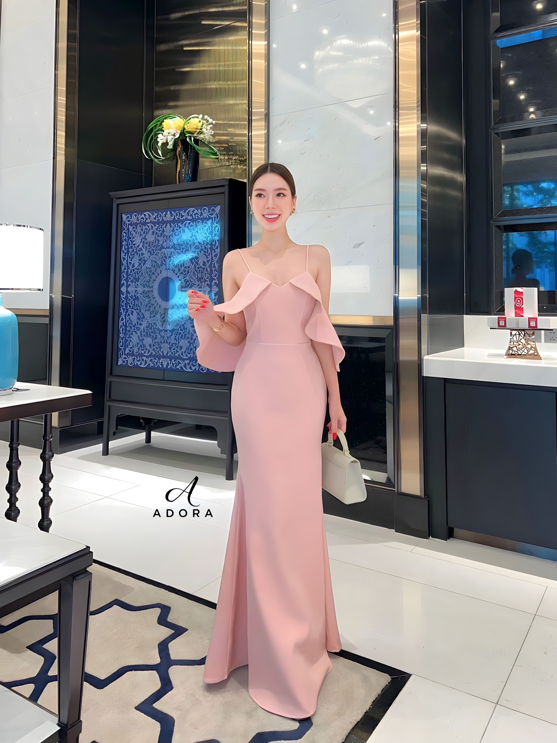 เดรสยาวดีไซน์สายเดี่ยว แต่งระบายช่วงแขน ตัวเดรสใช้ผ้าเนื้อผ้าเกรดพรีเมี่ยมทั้งชุด ดีไซน์กระโปรงทรงหางปลา งานมีซับใน ซิปหลัง ลุคนี้ตอบโจทย์สาวๆที่ชอบความเรียบหรูดูโก้