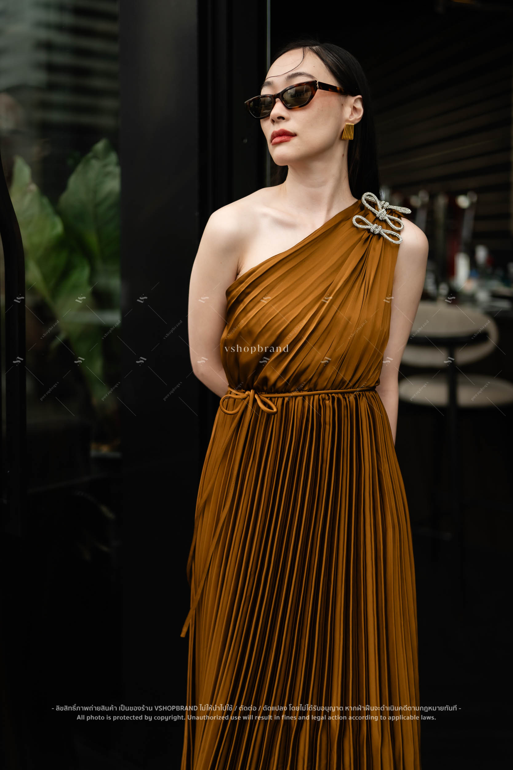 Maxi เดรสอัดพลีทปาดไหล่ เข็มกลัดโบว์+เชือก