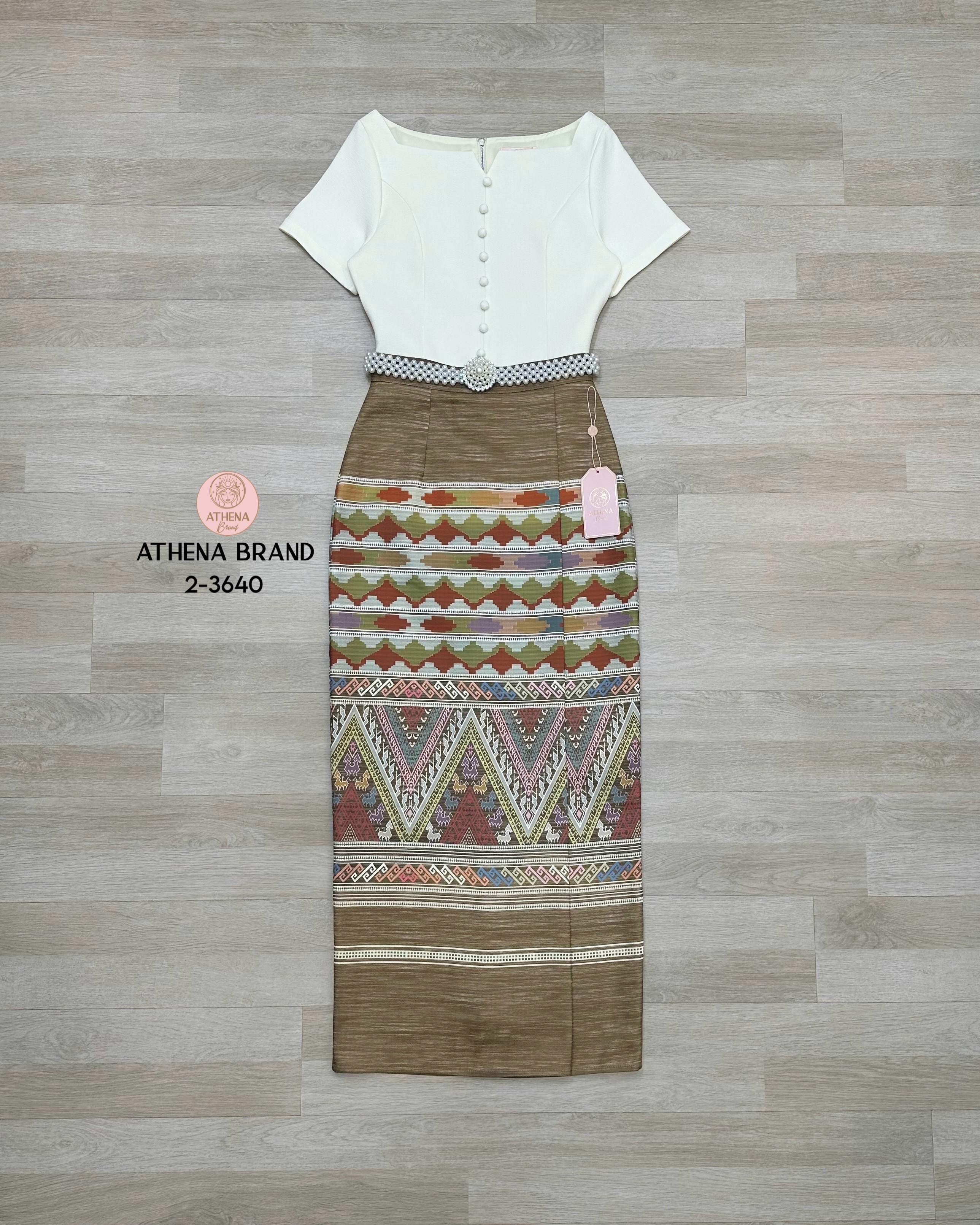 Set 3 ชิ้น เสื้อดีไซน์ด้านหน้าตกแต่งกระดุมเรียงหลอก มีซับใน สวมใส่แบบซิปด้านหลัง แมตช์มาคู่กับกระโปรงพิมพ์ลายป้ายทบคล้ายงานผ้าซิ่นป้ายสำเร็จทรงเข้ารูป เนื้อผ้าดี๊ดีมีTexture งานมีซับใน สวมใส่แบบซิปด้านหลัง ชายกระโปรงด้านหลังผ่า และมาคู่กับเข็มขัดมุกหัวอะไ