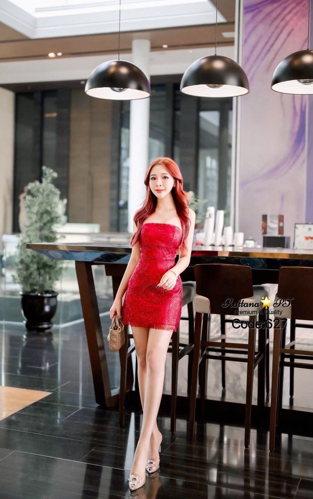 ชุดเดรส มีความหรูหราและแซ่บ sexy ว๊าวมาก ดีเทลแต่งโบเพชรทั้งชุด ชุดคือสวยมากยิ่งเข้าแสงไฟคือโดดเด่นอ่อร่า สุดๆ จะใส่ออกงาน ปาตี้ วันเกิด ปังแน่นอน อกเสริมฟองน้ำ มีกันลื่นที่หน้าอก ซิบด้านหลัง ของต้องมีน่า