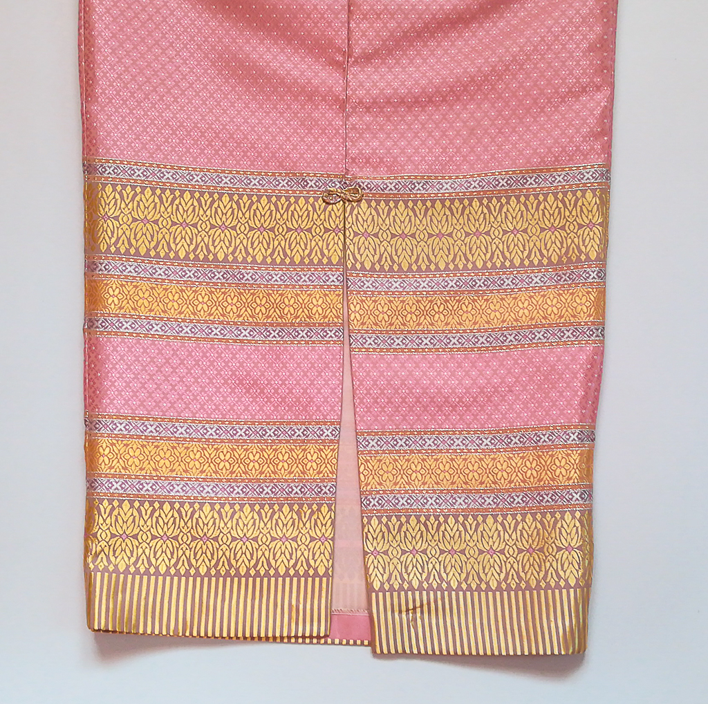 ผ้าถุงไหมสำเร็จรูป (สีชมพูอ่อน ลายสุโขทัย ทรงกระโปรง) งานตัดเย็บประณีต อัดผ้ากาวตามสีของผ้าถุง เนื้องานดีเกรด A (รอบเอว 30 นิ้ว)