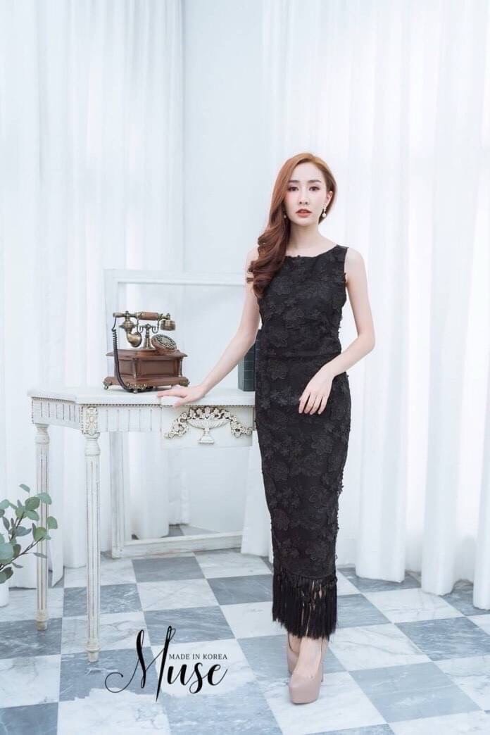 เดรสลูกไม้แขนกุดสีดำ ตัวผ้าเป็นผ้าลูกไม้งานปักลายดอกไม้สยหรูมากๆ ด้านหลังเว้าเป็นตัววี ชายกระโปรงแต่งพู่สีดำเพิ่มความโดดเด่น ห้ามพลาดเลยค่า