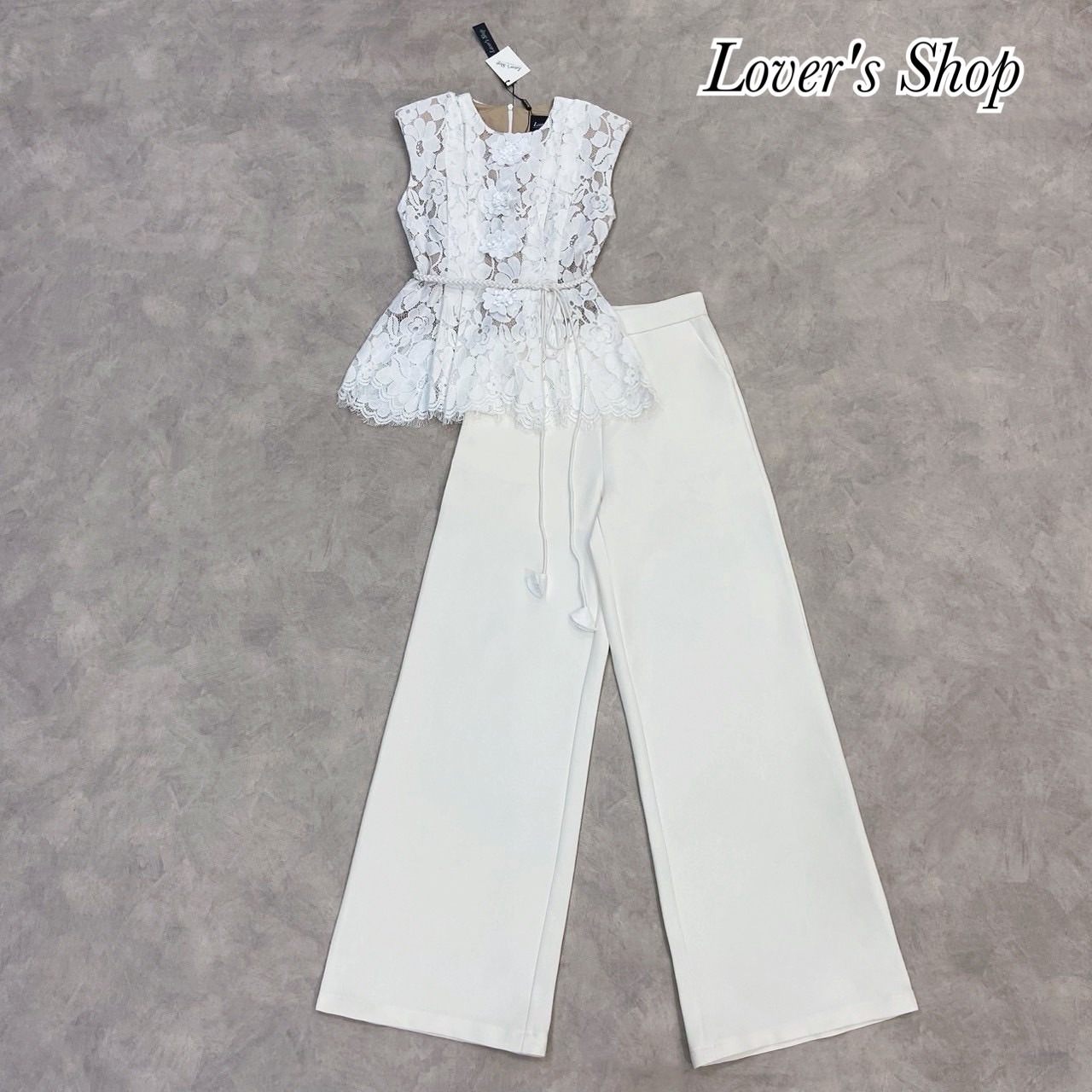 Teg : Lover’s Shop Detail : Set 2ชิ้น Everyday Look เสื้อลูกไม้+กางเกงขายาว ตัวเสื้อลูกไม้ ทรงเข้ารูป แต่งเย็บดอกไม้ด้านหน้า ตัวเสื้อเย็บจับจีบเข้ารูปเข้าทรงสวย งานซิบซ่อนด้านหลัง มีซับในอย่างดีค่ะมาพร้อมกางเกงขายาว เอวสูงทรงสวยกางเกงซิบหลัง มีกระเป๋า