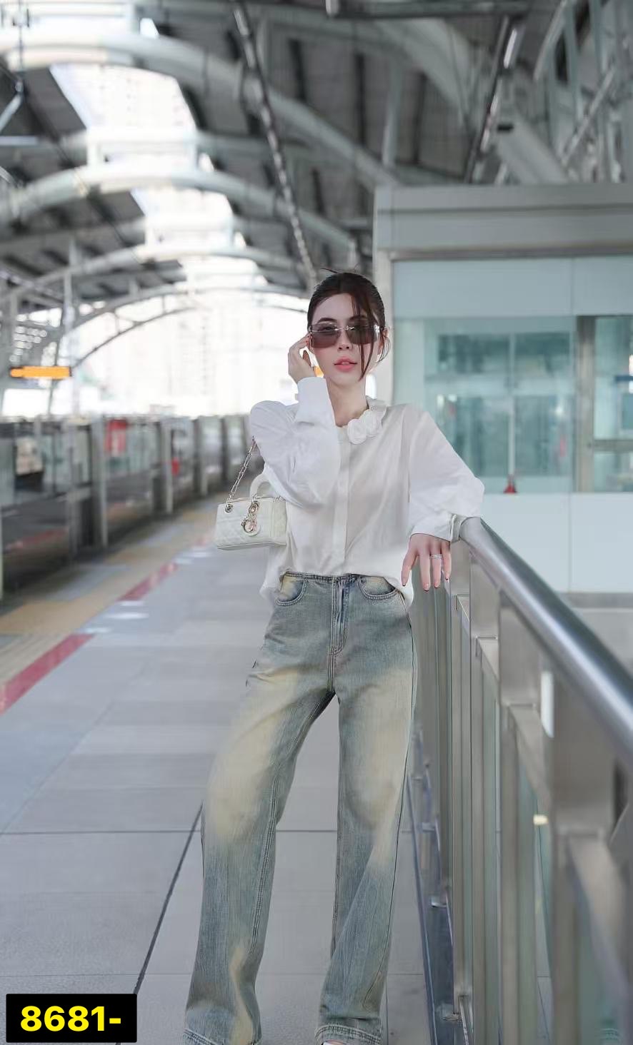 Setเสื้อทรงเชิ้ต ผ้าดี๊ดี ผ้าดีมากๆ ทรงOver.size ทรงปล่อยๆ ใส่สบายๆ ด้านหน้ามีกระดุมแกะใช้งานได้จริง +++มาพร้อมกางเกงยีนส์ขายาว ที่แมชกันได้อย่างลงตัว มีกระเป๋าใช้งานได้จริง มีกระดุมและมีซิปหน้า +++ มาพร้อมเข็มกลัด 4อัน