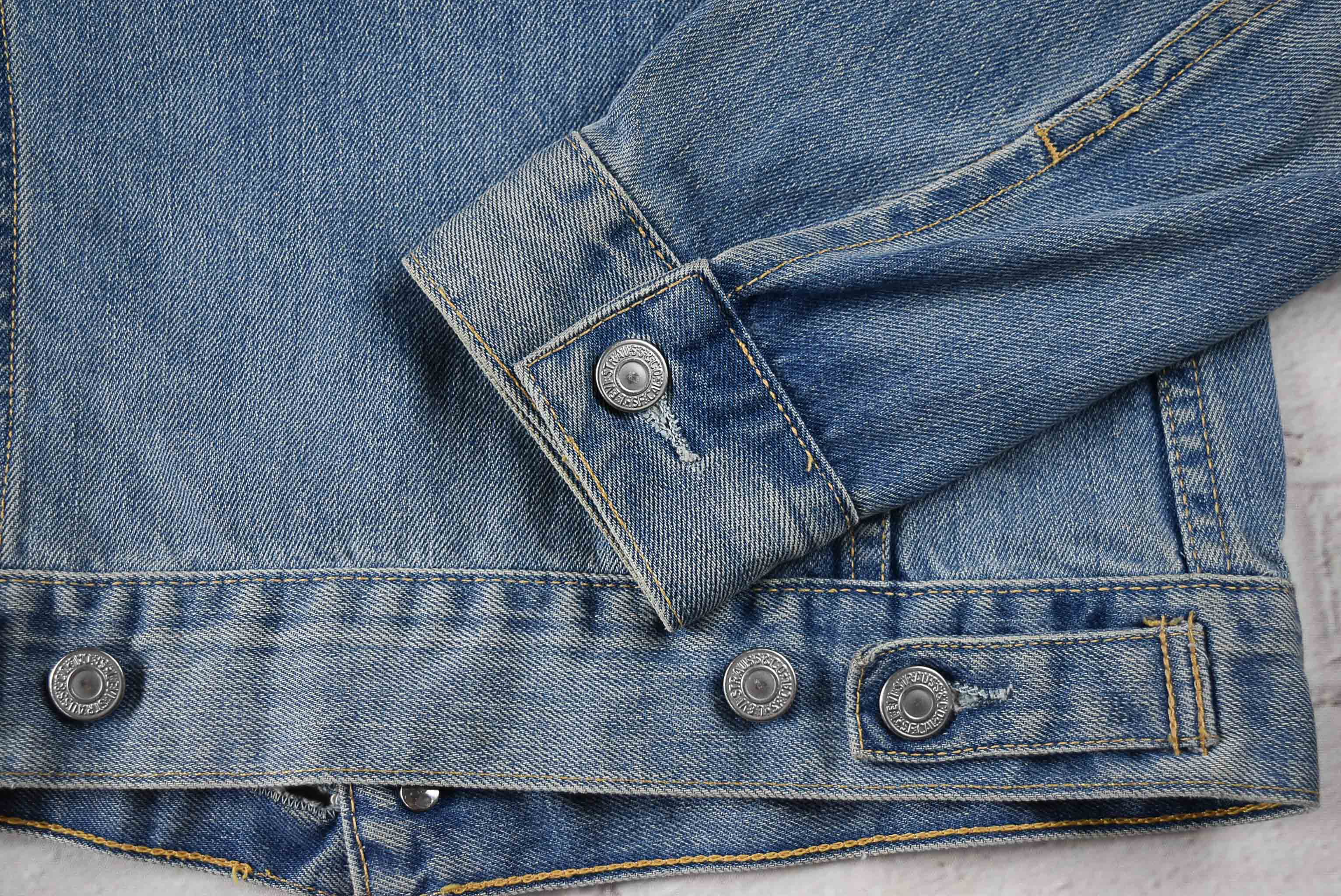 Levi's Tunisia อกจริง 34 ไซส์ S เสื้อแจ็คเก็ตยีนส์ แขนยาว ผู้หญิง ทรงดีมาก แต่งขาด สภาพใหม่มากๆ ผ้านุ่มใส่สบายทรงหล่อ