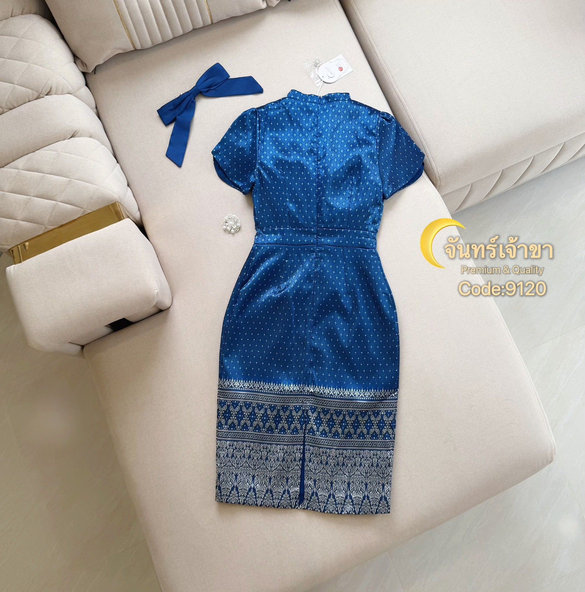 เดรสผ้าไทยสีกรม ทรงสวย มีซับในอย่างดี มีซิบด้านหลัง มีเข็มกลัดติดที่หน้าอก ถอดออกได้ มีโบสีกรมติดผม ใส่เข้าชุด ด้านหลังมีผ่าด้านล่างกระโปรงให้ใส่ง่าย จะใส่ไปงาน งานบวช งานแต่ง ใส่ทำงาน ไม่ใช่ผ้าพิมพ์ลาย สวยเก๋ดูดีมาก ห้ามพลาดเลยค่