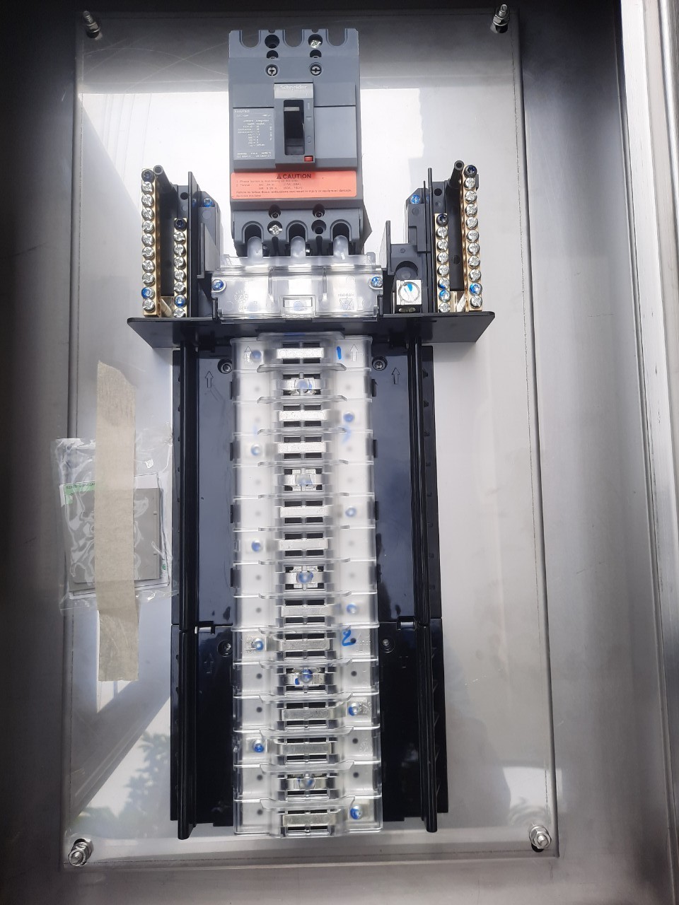 LOAD CENTER 100A ตู้สแตนเลส 304 มีหลังคาสโลป W450xH650xD152mm. (30ช่อง)