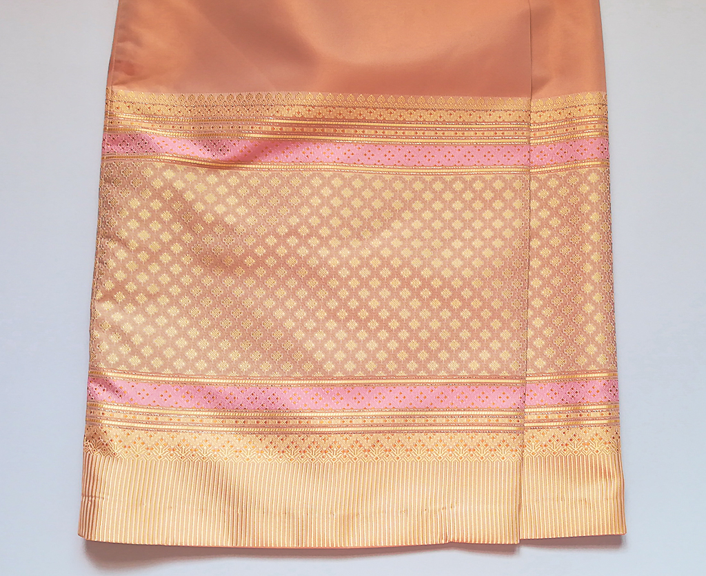 ผ้าถุงไหมสำเร็จรูป (สีชาอ่อน-รอบเอว 28 นิ้ว) งานตัดเย็บประณีต อัดผ้ากาวตามสีของผ้าถุง เนื้องานดีเกรด A