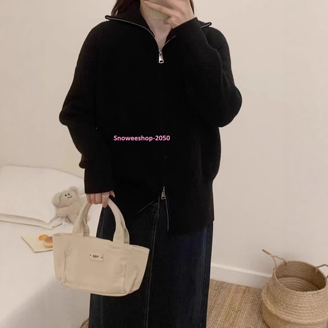 เรียบแต่ดูแพง สเวตเตอร์ผู้หญิงโทนสีพื้นสไตล์ยุโรป-อเมริกา ดีไซน์ ปกบาน + ซิปคาร์ดิแกน ใส่ง่าย แมทช์ได้ทุกลุค ถักหนานุ่ม อบอุ่นกันหนาว มีให้เลือกถึง 5 สี คลาสสิคทุกโทน ฟรีไซส์ ใส่สบาย ไม่อึดอัด จะใส่ชิลล์ในเมืองหนาว หรือเที่ยวต่างประเทศ ก็ คุมโทนแฟชั่นได้แ