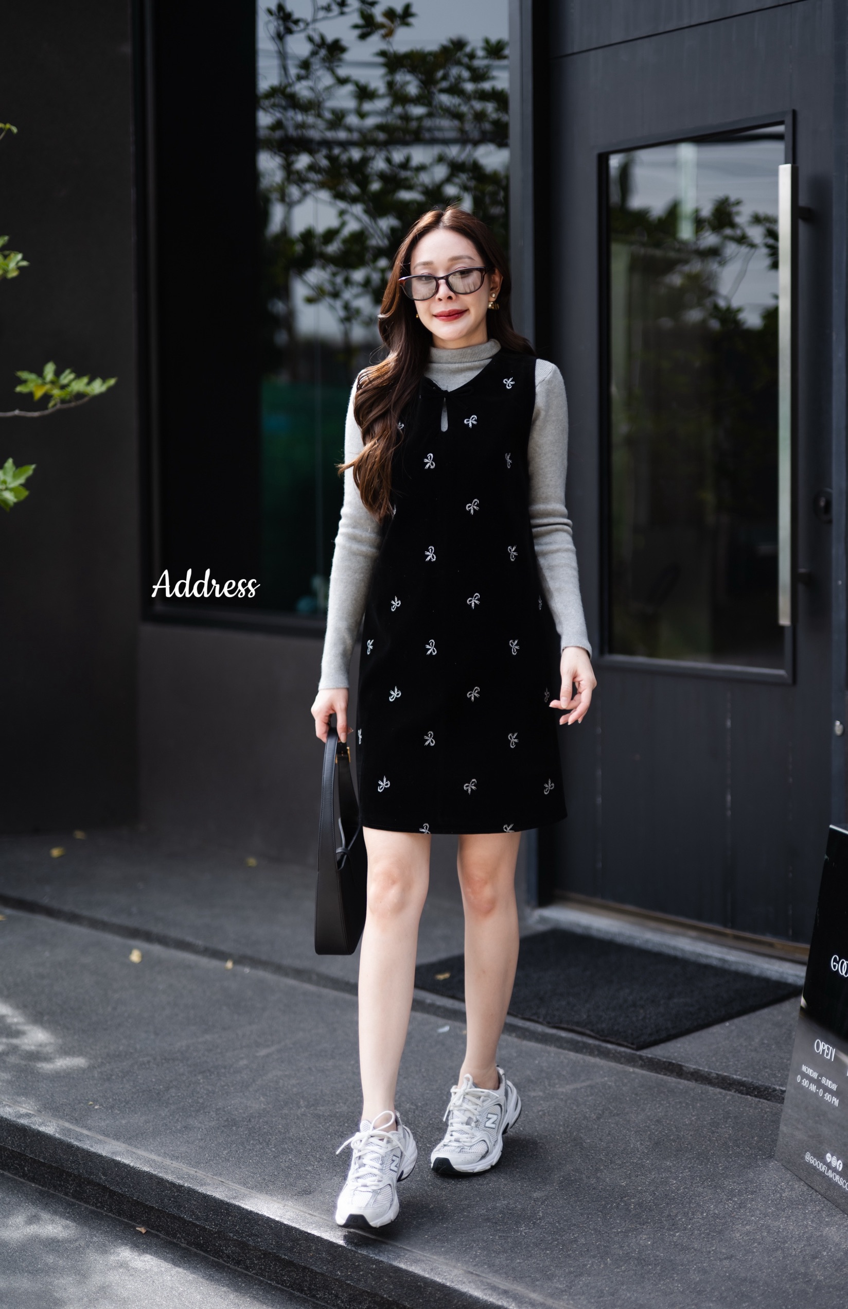 ชุดเซทเสื้อไหมพรมแขนยาวคอเต่า+เดรสแขนกุดแต่งลายโบว์น่ารักๆ งานเป็นผ้ากำมะหยี่นะคะ ผ้าดีมากๆ เดรสมีซิปด้านหลังใส่สบาย ทรงสวย เอาไปแยกแมทซ์ได้ชิลๆ