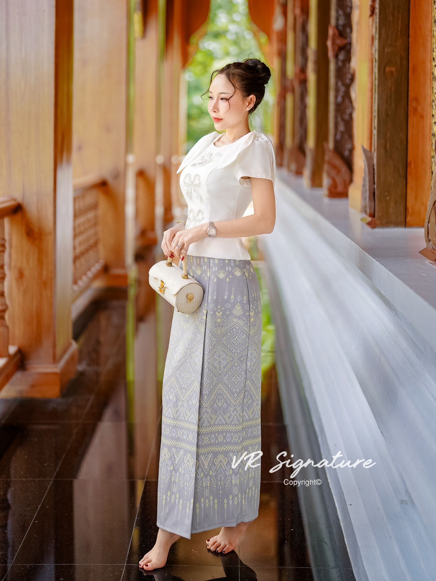 Set เสื้อแขนสั้นแต่งโบว์ ด้านหน้าแต่งโบว์ปักเลื่อมเรียงสวยมากค่ะ มีฟองน้ำจัดทรงให้ด้วยค่ะ ชายเสื้อบานเล็กน้อย แมทช์กับกระโปรงยาวทรงพับจีบทบด้านข้าง เนื้อผ้าพิมพ์ลายไทย มี texture สวยมากค่ะ มีซับใน สามารถใส่แยกกับชุดอื่นได้อีกเยอะเลยค่ะ ต้องจัดนะค่