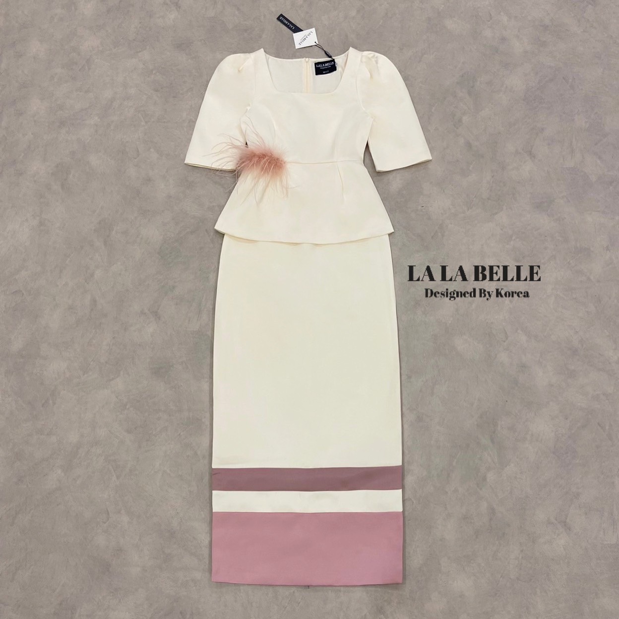 ชุดผ้าไทยใส่เข้าวัดทำบุญเซต2ชิ้นผ้าไหมอิตตาลีมีความเงาๆนิดหน่อยเสื้อคอเหลี่ยมแขนสามส่วนเอวเข้ารูปด้านข้างแต่งขนนกสีชมพูอ่อนๆตัดกับสีชุดครีมชายเสื้อระบายใส่คู่กระโปรงยาวทรงสอบแต่งแถบชายกระโปรงด้านหลังกระโปรงผ้ามีซับในอัดกาวทั้งชุดอยู่ทรงสวยงานคุณภาพเกรดพรี