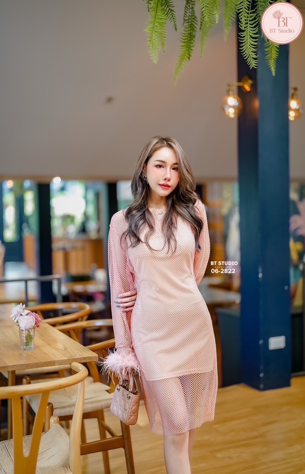 เซท 2 ชิ้น เดรสสั้นแขนยาว เนื้อผ้าตาข่ายแต่งคริสตัลเม็ดเล็ก ๆ ทุก ๆ ช่อง งานสวยม๊าก ปลายชายแขนแต่งขนฟู ๆ ทั้งสองข้าง มาพร้อมซับในสีนู๊ดแขนกุด แมทซ์กันสวย แซ๊บบ แต่ดูแพงค่ะ