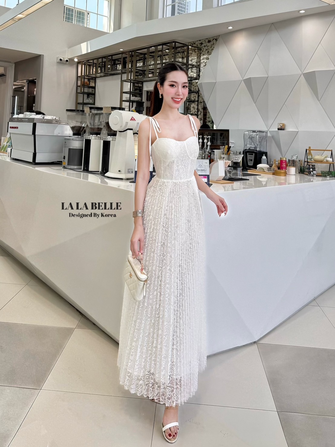แม็กซี่เดรสสายเดี่ยวลูกไม้ทั้งชุดอกหัวใจเสริมหน้าอกสายเดี่ยวผูกโบว์บ่าช่วงตัวเย็บเก็บทรงเข้ารูปกระโปรงยาวลูกไม้อัดพีทรอบตัวมีซับในถึงปลายชุดสวยหรูดูแพงสุดๆงานคุณภาพเกรดพรีเมี่ยม1:1 คัทติ้ง และ แพทเทริน์เป๊ะ ค่ะ น่ารักฝุดๆไปเลยค้ารุ่นนี้มิกซ์กับรองเท้าส้นส