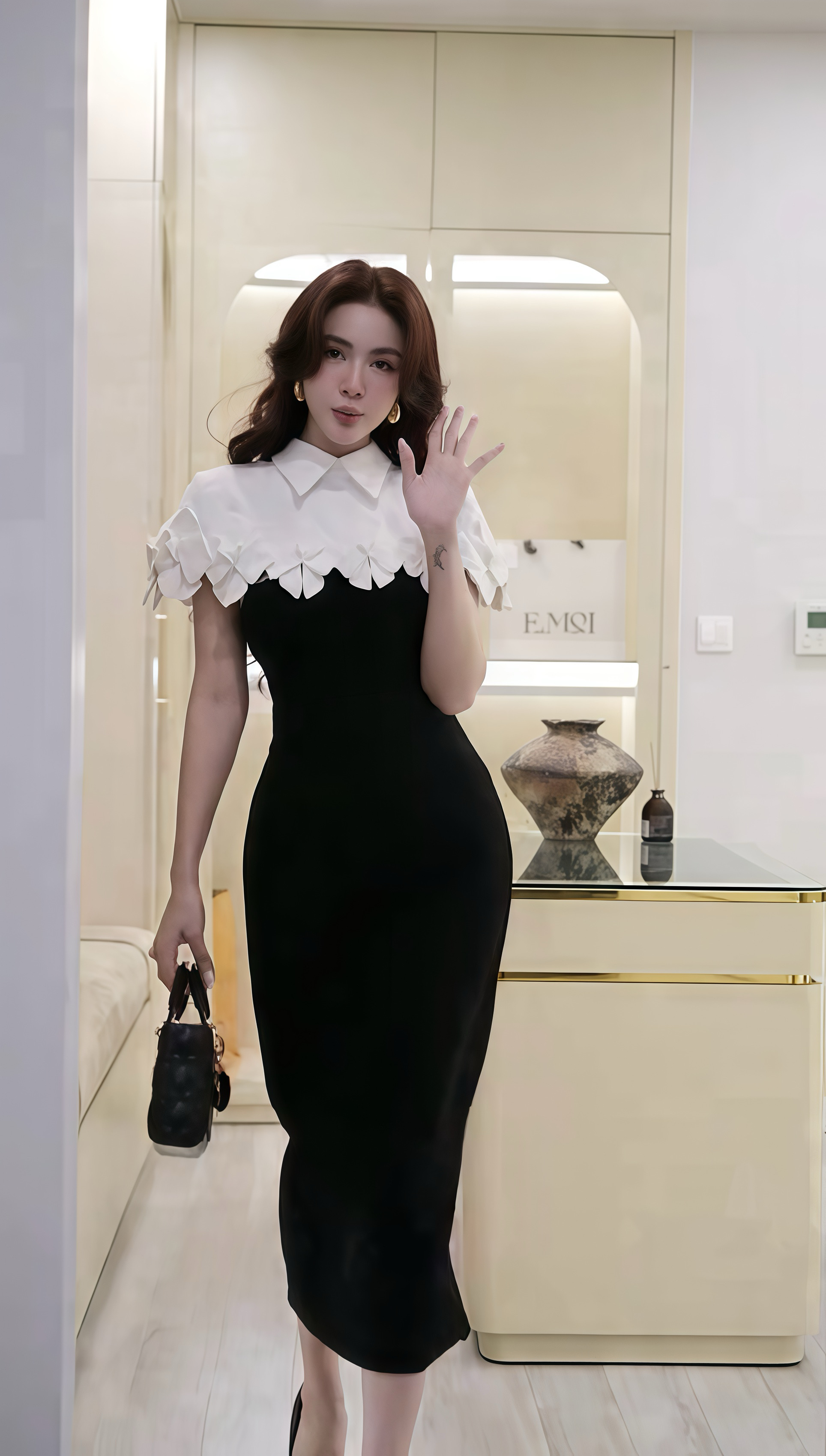 Set 2 ชิ้นสุดหรู เสื้อคลุม+เดรส เสื้อคลุมสีขาวดีเทลกลีบดอกไม้เรียงซ้อน เพิ่มมิติและความหวานอย่างมีระดับ แมตช์กับเดรสดำเข้ารูปทรงเรียบหรู เผยลุคผู้หญิงมีคลาส ดูแพงและสง่างามทุกองศา