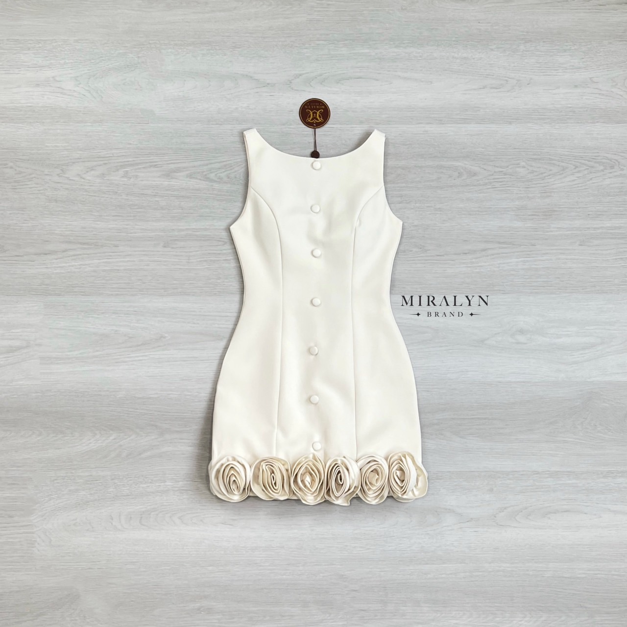 เดรสสีครีมแขนกุดทรงเข้ารูปแต่งดีเทลสุดเก๋ด้วยดอกไม้รอบชุดที่ชายกระโปรงทำให้ชุดดูเก๋น่ารักและแต่งกระดุมแต่งที่ชุดงานเสริมฟองน้ำที่อกมีซับในและซิปด้านหลัง #Miralynstudio#Miralynbrand#miralynชุดออกงาน#เดรสออกงาน#ชุดดินเนอร์