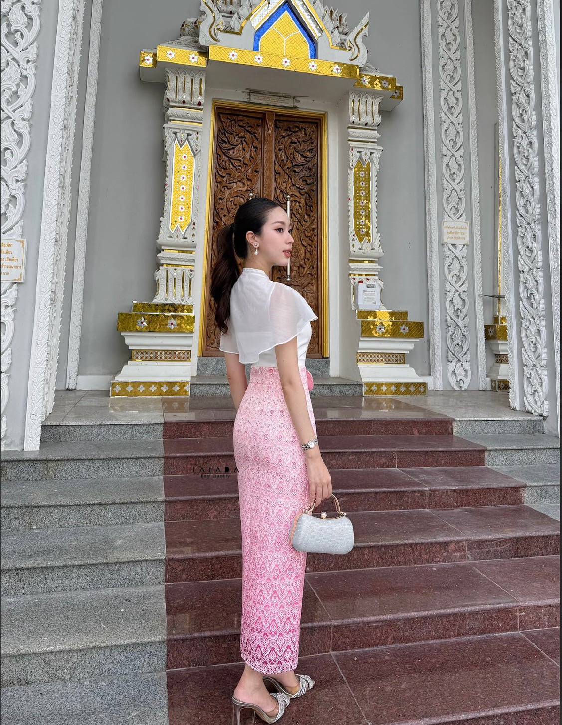 set 2 ชิ้นเสื้อสีขาวกระดุมหน้า ตัดเย็บอย่างดีมีซับใน + กระโปรงผ้าถุงสำเร็จทรงเอวสูง ผ้าพิมพ์ลาย แต่งระบายด้านหน้า+ เข็มกลัดดอกไม้ 1 ชิ้นติดได้ตามต้องการ Color::ตามรูป