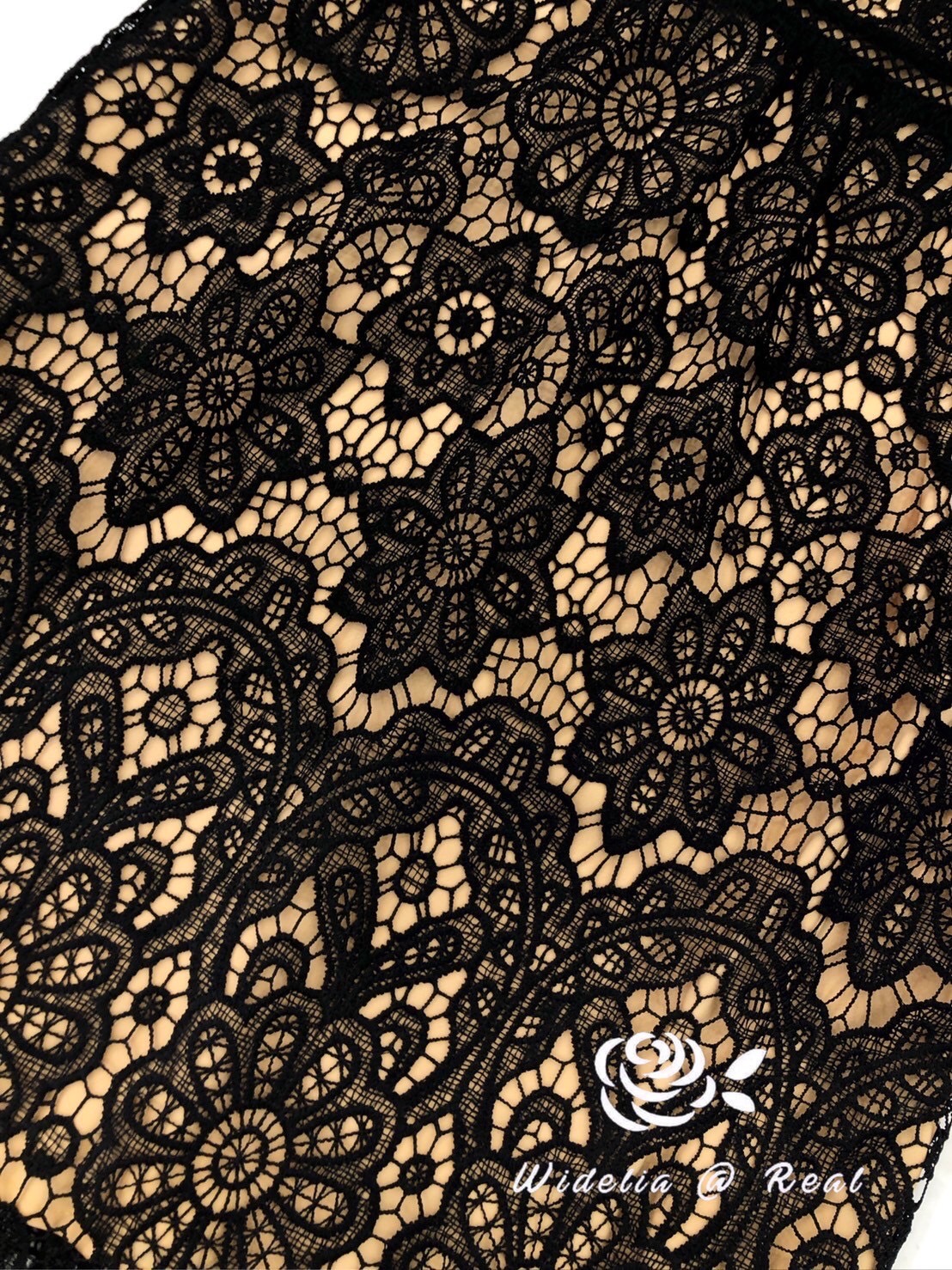 Dress เดรสลูกไม้สีดำแขนสั้นแสนสวย รุ่นนี้น่ารักมาก เนื้อผ้าอย่างดี มาในโทนสีดำซับในน้ำตาล งานทรงสวยเป๊ะ คัตติ้งเนี๊ยบ ลวดลายของลูกไม้ดูดีดูแพง ใส่ออกเดรสออกงานได้สบาย รับรองใส่ออกมาไม่ผิดหวังการันตีให้เลย บอกเลยห้ามพลาดเด็ดขาดงานดีงานสวยจริงต้อง Widelia @