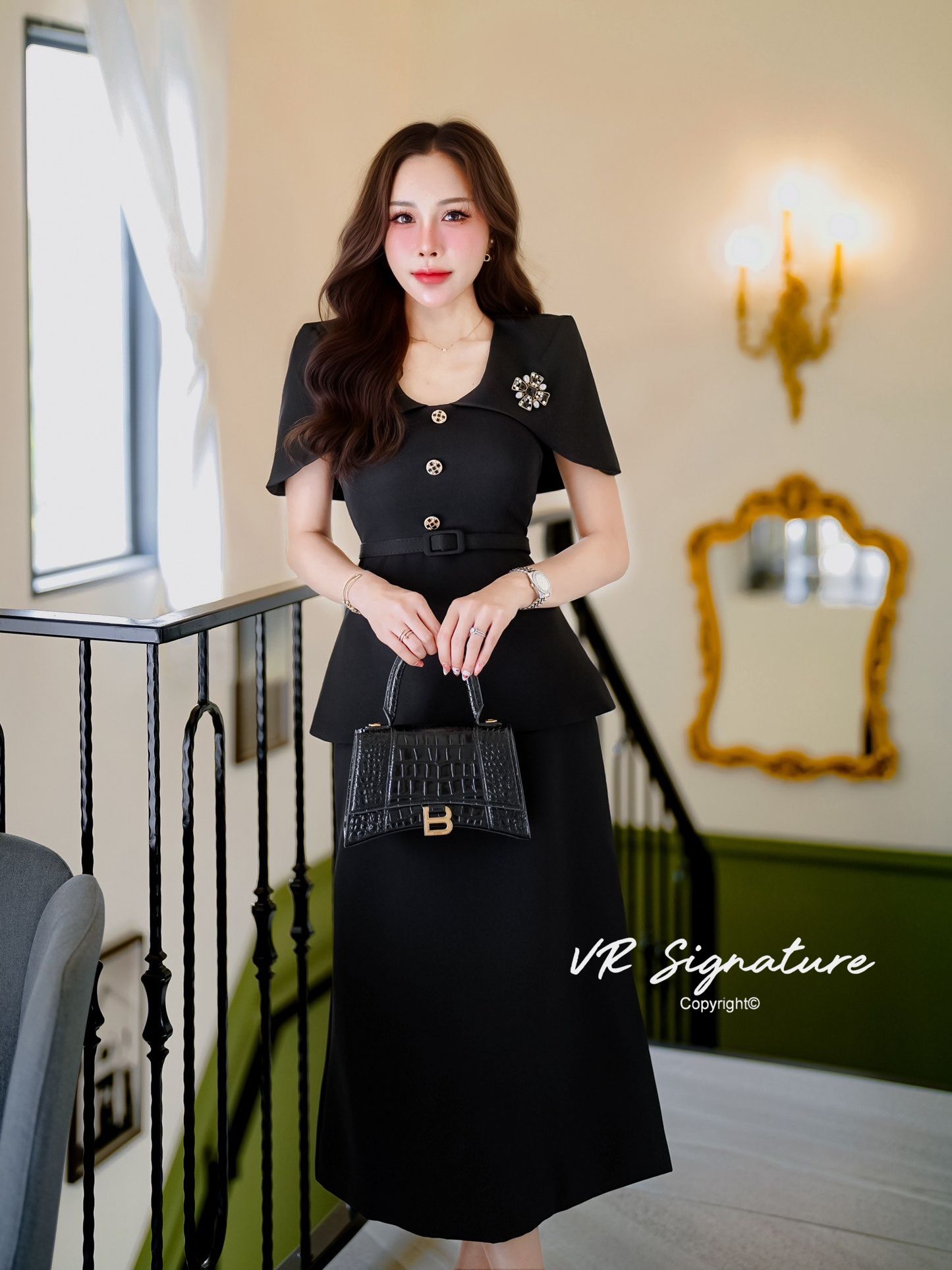 Dress ยาวทรงสวย ดีเทลแต่งผ้าคลุมช่วงไหล่ แต่งกระดุมเรียงด้านหน้า ชายเสื้อบานเล็กน้อย เอวเข้ารูป แต่งเข็มขัดเข้าชุด ชายกระโปรงแต่งบานเล็กน้อย ด้านหลังแต่งผ่า มีเข็มกลัดแต่งช่วงอก