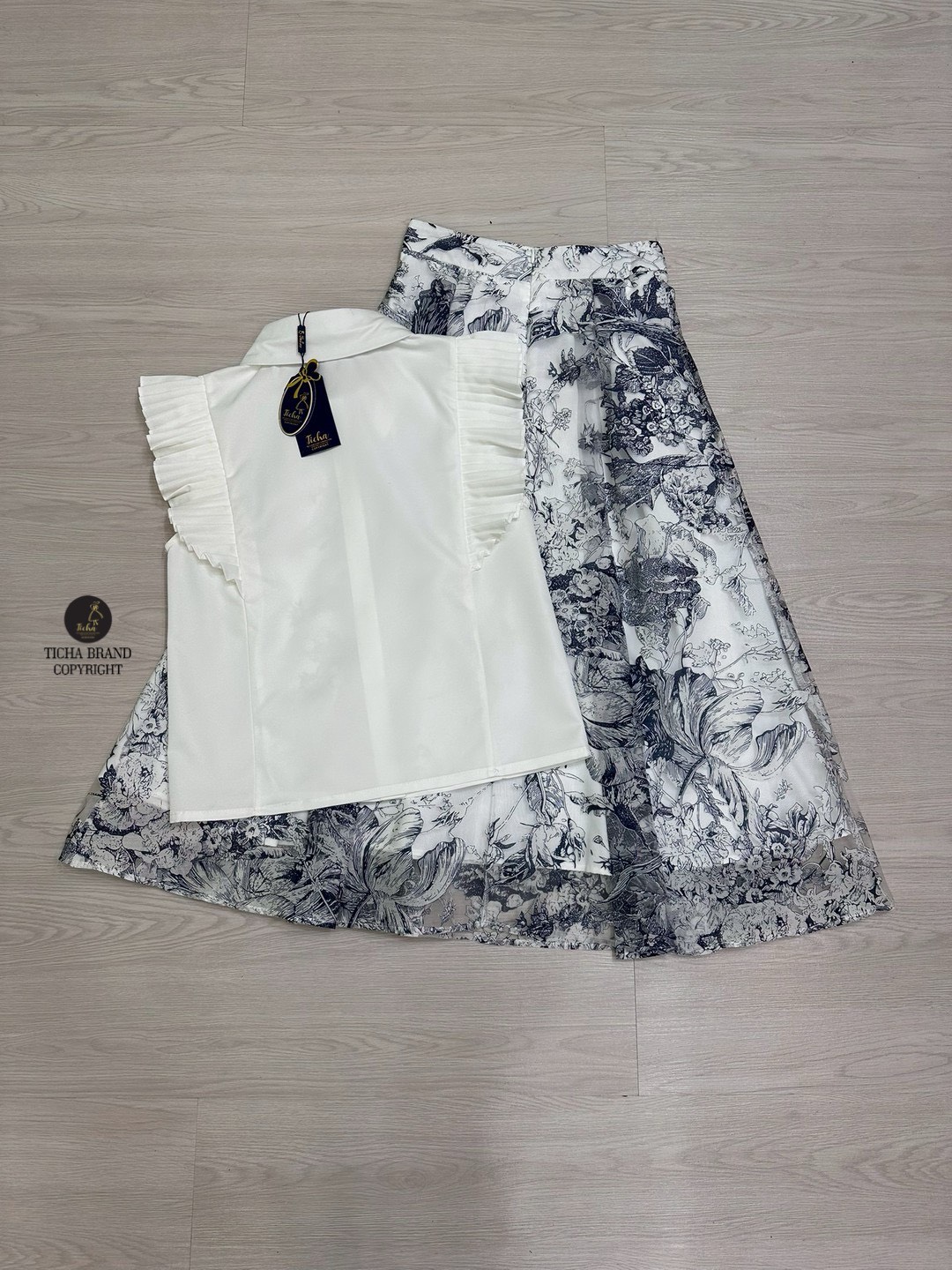 Set 2ชิ้น เสื้อเชิ้ตคอปกแขนล้ำระบายอัดพรีท มีกระดุมหน้าเรียงยาว มาคู่กับกระโปรงเอวสูงผ้าชีฟองปักลายดอกไม้ ดีเทลจับจับให้ทรงสวย ผ้านิ่มพริ้ว (มีซิปหลัง) สวมใส่ง่ายเย็บซับในอย่างดี คุ้มค่ามากๆ งานสวย จับแม๊ทใส่ทับในลงตัวมากๆ แพทเทิร์นเป๊ะมากทรงสวย สง่า เรีย