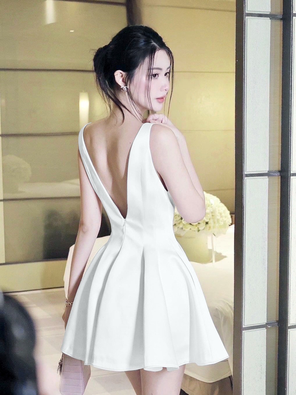 เดรสสั้นสีขาวเรียบหรู ลุคคุณหนูสวยคลีน 🕊️ ดีไซน์คอกว้าง แขนกุด เผยไหล่สวยอย่างมีคลาส พร้อมดีเทลเว้าหลังเบาๆ เพิ่มความเซ็กซี่แบบแพงๆ