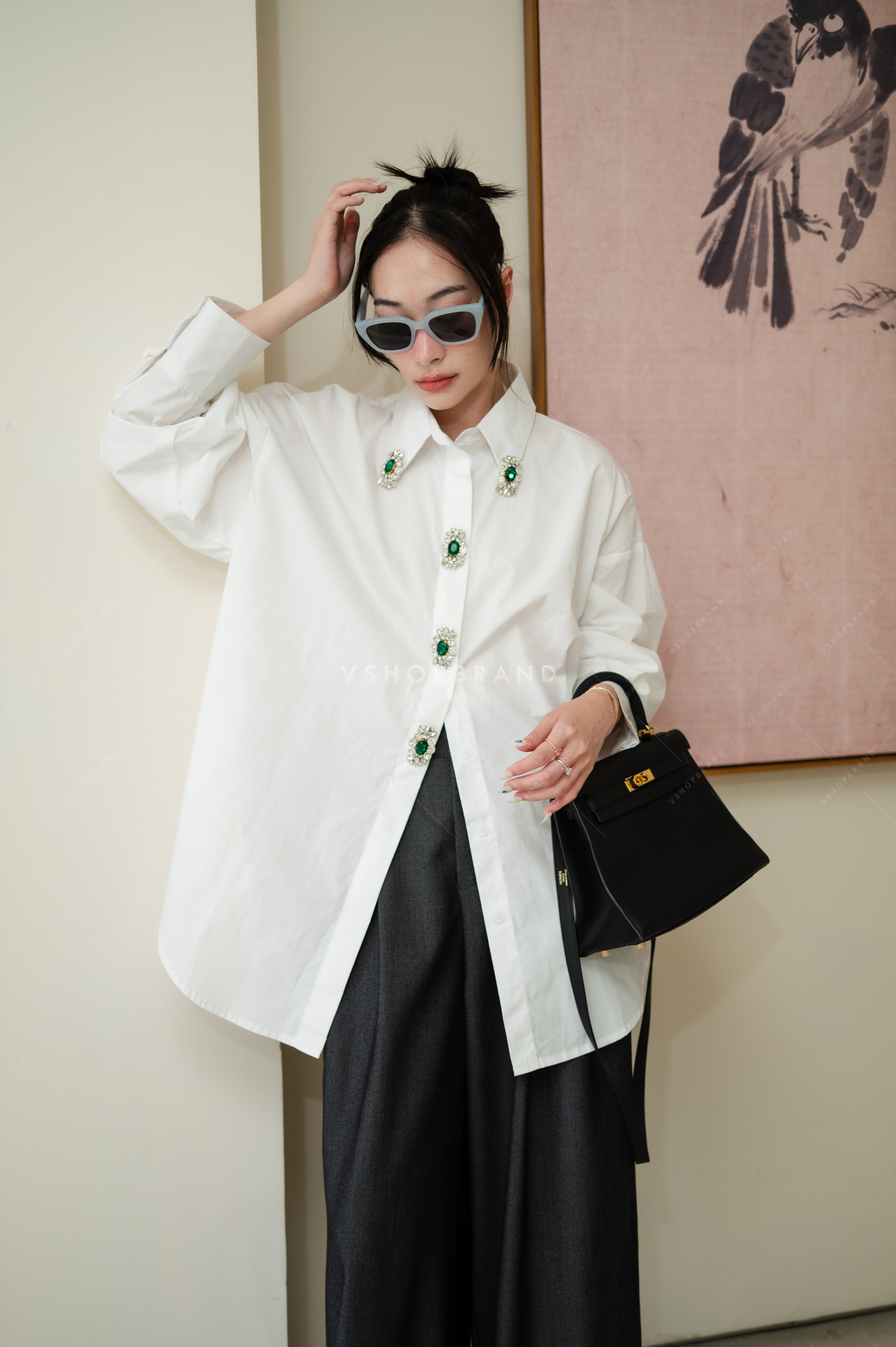 เชิ้ตแขนยาวผ้าพื้นแต่งติดเพชรอัญมณี