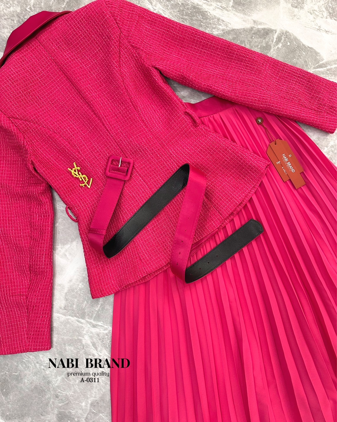 ชุดเซ็ตเสื้อคลุมแขนยาวดีไซน์ชุด สวยหรูดูแพง ปกคอแต่งด้วยผ้าSATINเงา ติดกระเป๋าหลอก2ข้าง มีกระดุมตรงกลาง 2เม็ด มาคู่กับกระโปรงอัดพลีทซิปข้าง มีเข็มกลัดและเข็มขัดมาให้ในเซ็ต ใส่แมทส์กันคือ สวย หรู ดูผู้ดีมาก ดีไซน์มาให้แบบผ้า 2ชนิด เสื้อคลุมใช้ผ้าทวิต กระโป