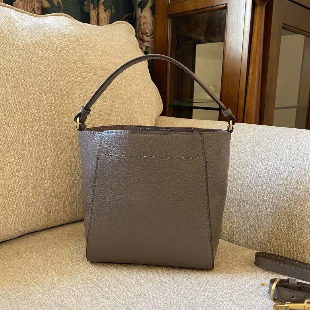 กระเป๋าสะพายไฮโซแบรนด์เนมโทรี่เบิร์ชสีเทาหนังแท้ TORY BURCH MCGRAW MINI BUCKET BAG