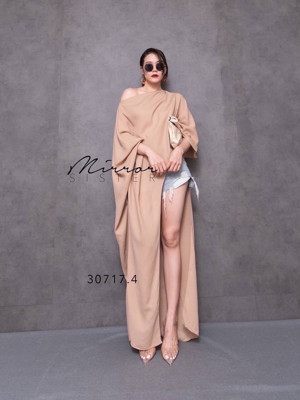 MiRRoRSiSTER's HaHaNa SHoulDER-off Long-BLoUSE•• สวยตะคอก!! เสื้อตัวเก๋ ปาดไหล่ตัวยาว แต่งเว้าโชว์เรียวขาแบบอำพรางให้ดูเห็นขาน้อยลง ใช้ผ้าเยอะมากเพื่อความสวย×1,000 ใส่คู่ขาสั้นหรือขายาวก็เก๋น่าดู เหมาะกับสาวทุกไซส์ สวยสับทุกสี.