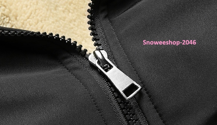 เสื้อแจ็คเก็ตผู้ชายที่ “เอาอยู่” ทุกสภาพอากาศหนาว บุกำมะหยี่หนา อุ่นได้จริง แต่ยังคงความเท่ไม่ทิ้งสไตล์ ผ้าฝ้ายกันน้ำ กันลม กันหนาวติดลบ คอเสื้อทรงตั้ง เพิ่มลุคเท่ ดูแมนทุกมุม ใส่ได้ตั้งแต่ M ถึง 8XL (คนตัวใหญ่ก็ใส่ได้สบายๆ) มีให้เลือก 3 เฉดสีเข้มขรึม ใส่