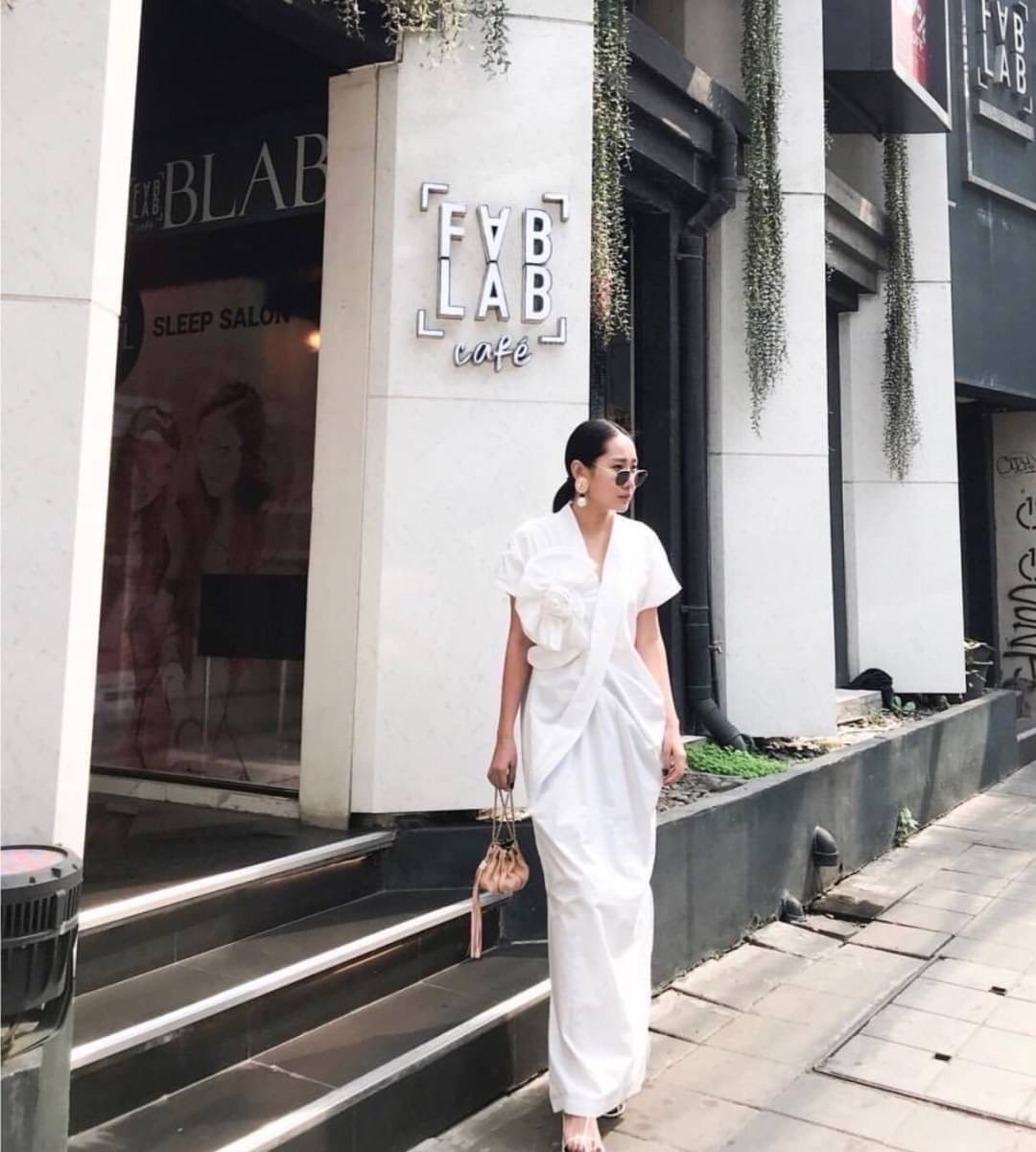 : เดรสตัวยาวสีขาวคอวี ช่วงอกแต่งดอกไม้สีขาวเพิ่มความโดดเด่น ตัวชุดเป็นทรงปล่อยๆ สาวๆที่มองหาชุดเรียบๆแต่ไม่ทิ้งความโดดเด่นต้องรุ่นนี้เลยค่า