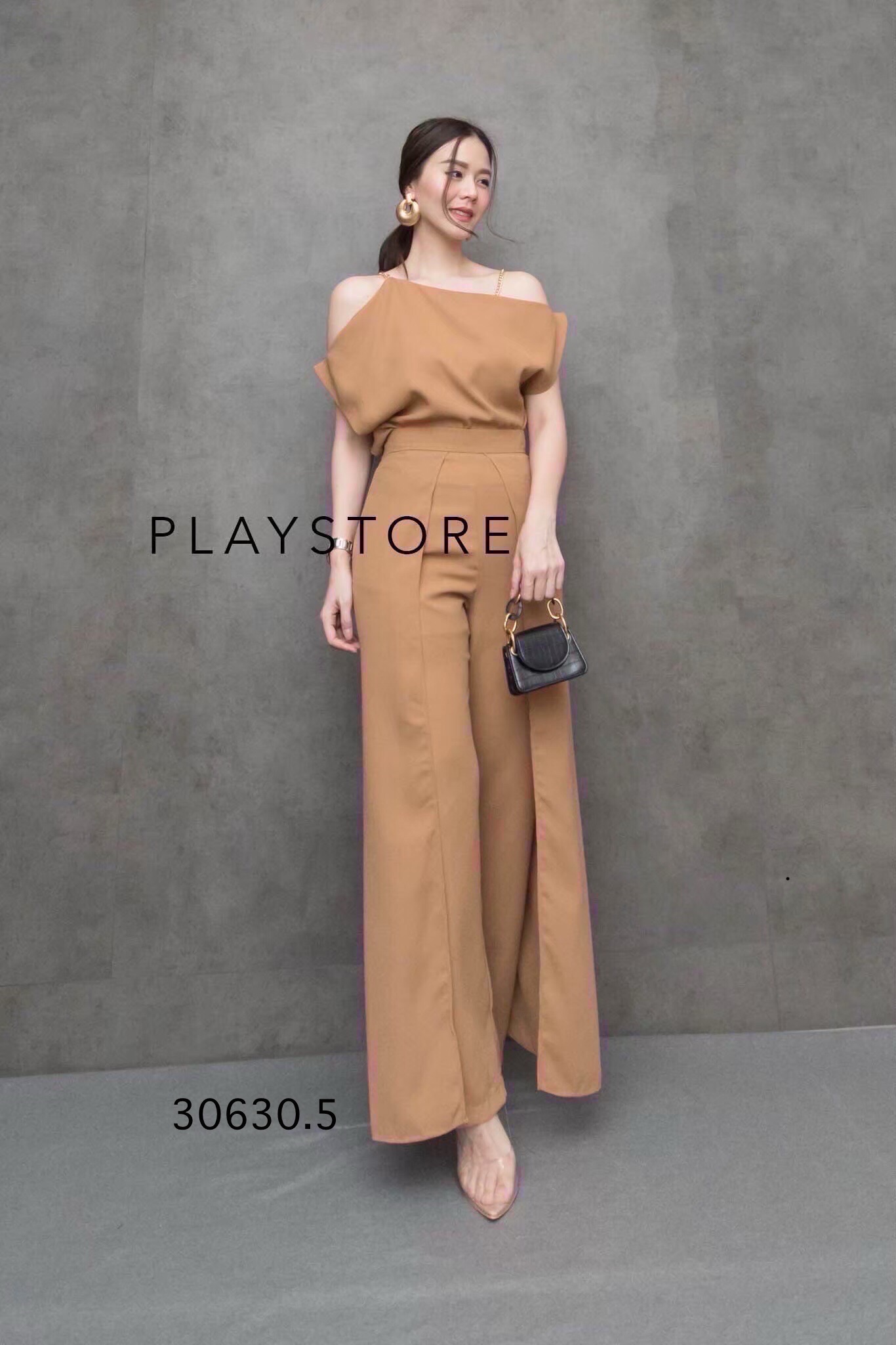 MiRRoRSiSTER’s SET oF WaCHaCha•• ชุดเซ็ทเสื้อกางเกง ทรงสวยเป๊ะปัง ด้วยดีเทลช่วงบน เป็นสายเดี่ยวโซ่ทอง แต่งปาดไหล่สโลปเก๋ไม่ซ้ำใคร ช่วงกางเกงทรงกระบอกแต่งตีเกร็ดตรงหน้าขา แต่งเลเยอร์2ข้าง เวลาเดินพริ้วมีmovementของเนื้อผ้า สวยดีงามเนื้อผ้าดีมาก ใส่เข้าSET