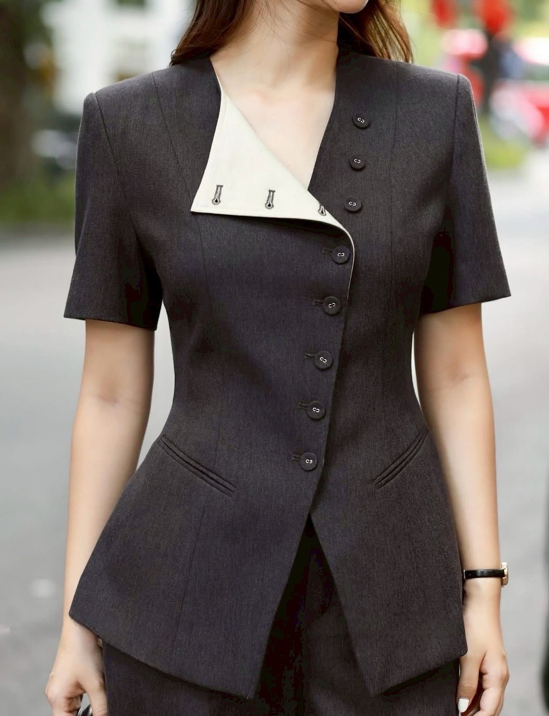 เซ็ตเสื้อมีแขนสีดำ ดีเท็ลแต่งกระดุม สามารถใส่ได้ถึง 2 แบบ มาคู่กางเกงขากระบอกตีเกร็ดยาวด้านหน้า สวย สง่า เฟียสๆ แกรมๆ