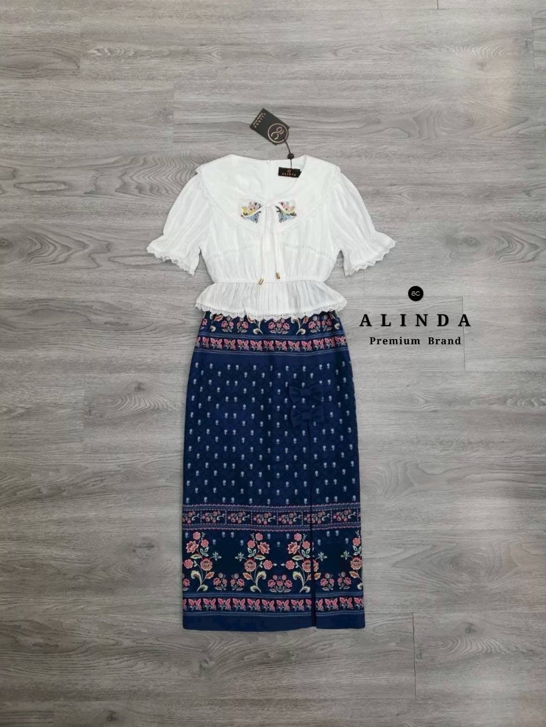 Tag : ❥𝐀𝐋𝐈𝐍𝐃𝐀 Code : #F08277 Detail : ชุดเซ็ทผ้าไทยประยุกต์เข้าใหม่ค่ะ ชุดนี้ตัวเสื้อเป็นเสื้อคอบัวสีขาวปักลายดอกไม้ตรงปกเสื้อด้านหน้า มีซิปหลัง แต่งระบายผ้าลูกไม้ที่ชายเสื้อและปลายแขน เนื้อผ้าดีมากกก