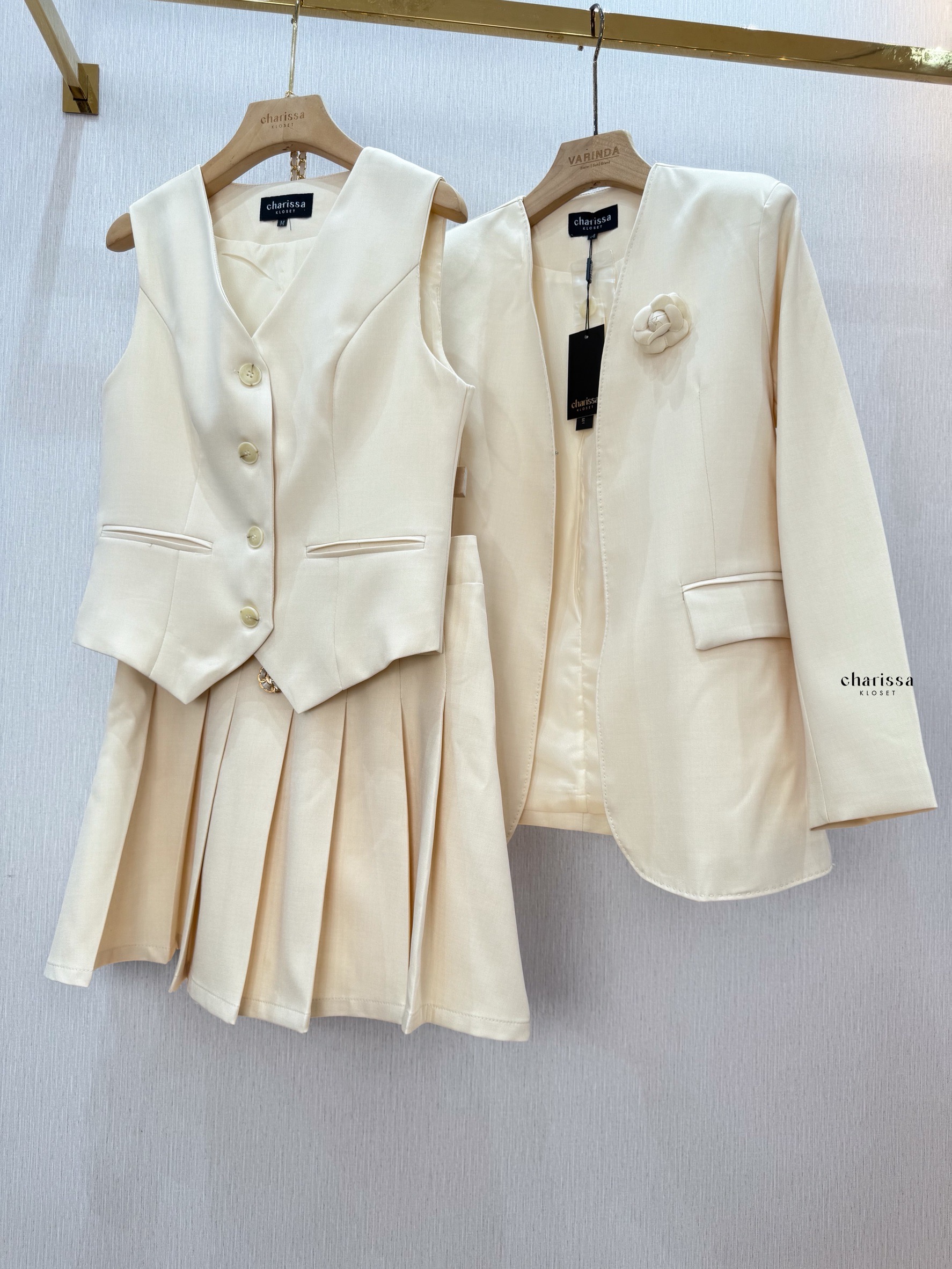 เซ็ท 4 ชิ้น เสื้อสูท+เสื้อ vestด้านใน +กระโปรง(กางเกงเป็นซับใน)+เข็มกลัดดอกไม้ ใช้ผ้าเดียวกันทั้งเซ็ท ตัวเสื้อสูทมีซับในอย่างดี เสริมรองบ่าบางๆเพื่อให้เป็นทรงสวย มีตะขอใส่แบบติดก็ได้น๊า กระโปรงซิปข้าง ซับในเป็นกางเกง เนื้อผ้ามีTexture สวย ยับยากก #ชุดใส่ท