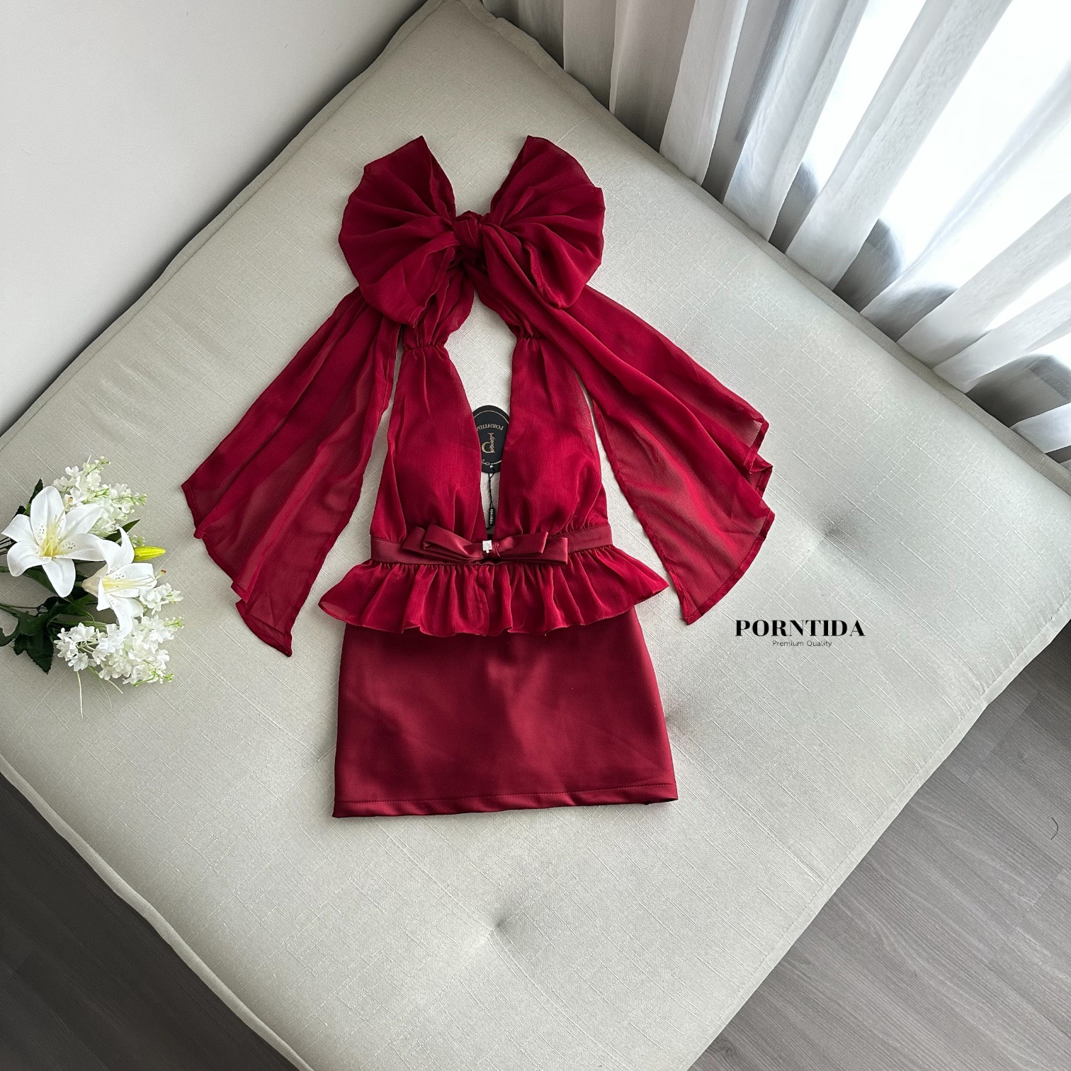 ชุดเซต2 ชิ้นสีแดงไวท์ ชุดเซทผูกคอหน้าอกเสริมฟองน้ำงานโชว์หลังกระโปรงสีแดงซับในกางเกง รุ่นนี้สวยแซ่บหรูมาก ใส่แล้วออราพุ่ง แซ่บบเกินต้าน