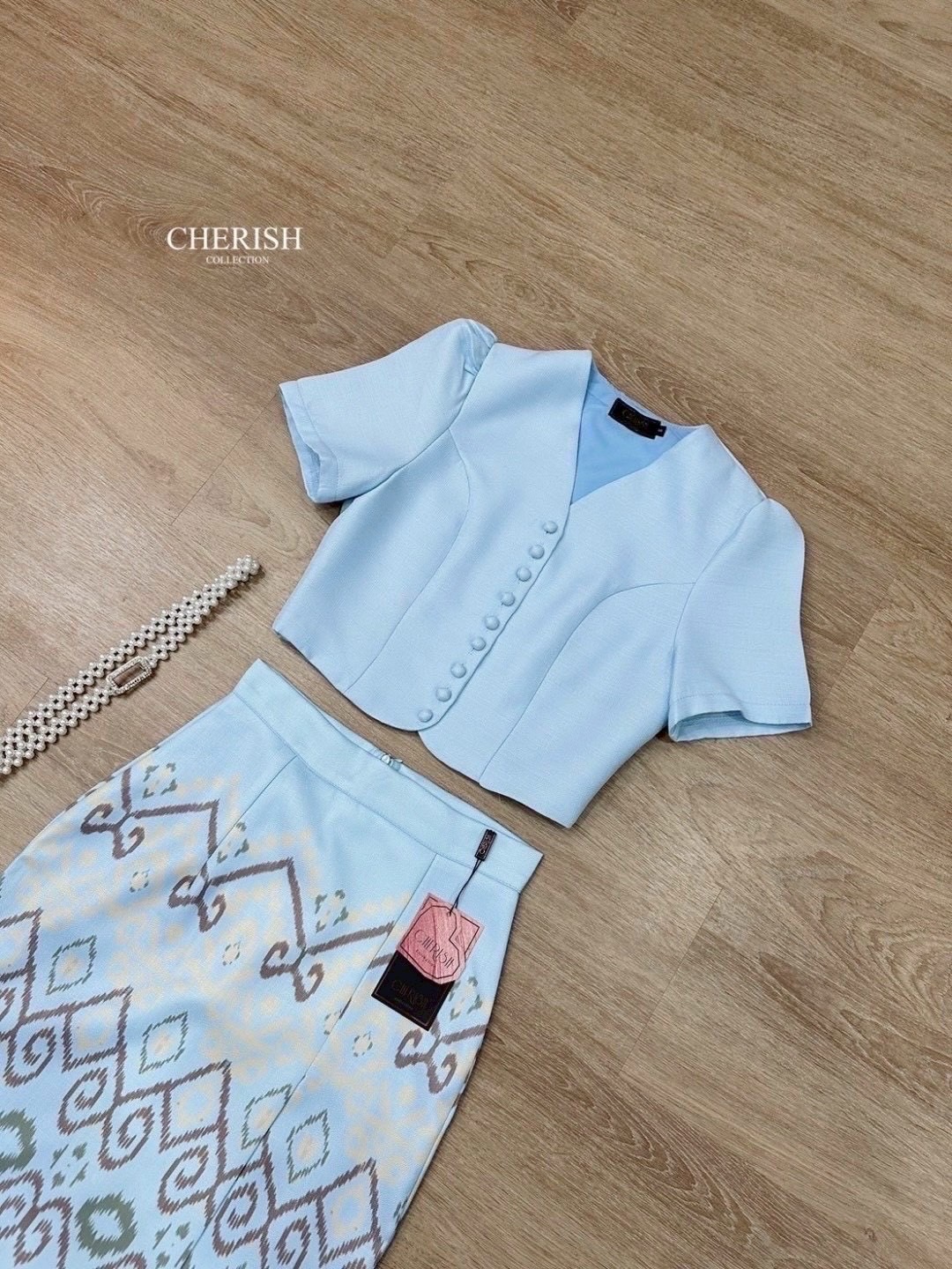 เช็ท 3 ชิ้น ชุดงานบุญ ชุดไทยหรือจะใส่เป็นธีมชุดเพื่อนเจ้าสาวก็เหมาะ ใส่ได้ทุก เทศกาล ดีเทล เสื้อวีแต่งกระดุมเรียง เสื้อแขนสั้น ใหล่ยกเล็กน้อยเสริมซับในอย่างดี ใส่คู่ผ้าถุงพิมท์ลาย เนื้อผ้าใส่สบาย มีเข็มขัด ไม่ว่าจะออกงานไหน ก็สวยยืนหนึ่งค่ะ