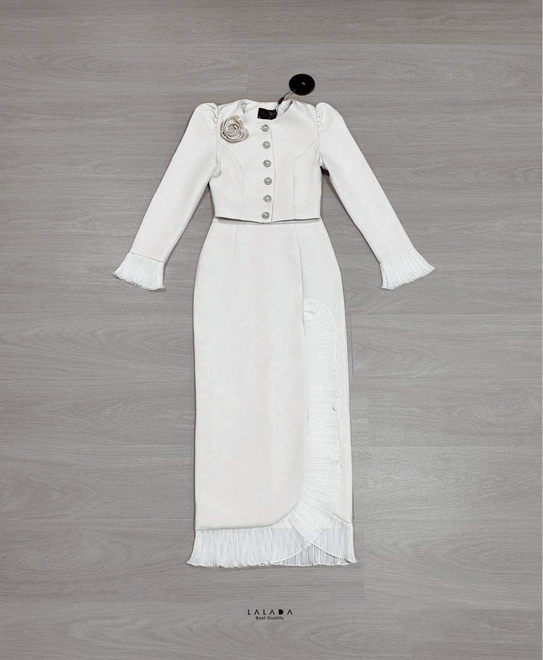 set 2 ชิ้นเสื้อสีขาวแขนยาวกระดุมหน้ากระดุมหน้า ปลายแขนแต่งระบาย ตัดเย็บอย่างดีมีซับใน + เข็ดกลัดดอกไม้ + กระโปรงยาวเนื้อผ้าเดียวกันแต่งระบายด้านหน้า สวยลัคชู ใส่ไปไหนก็รอดค่ะ