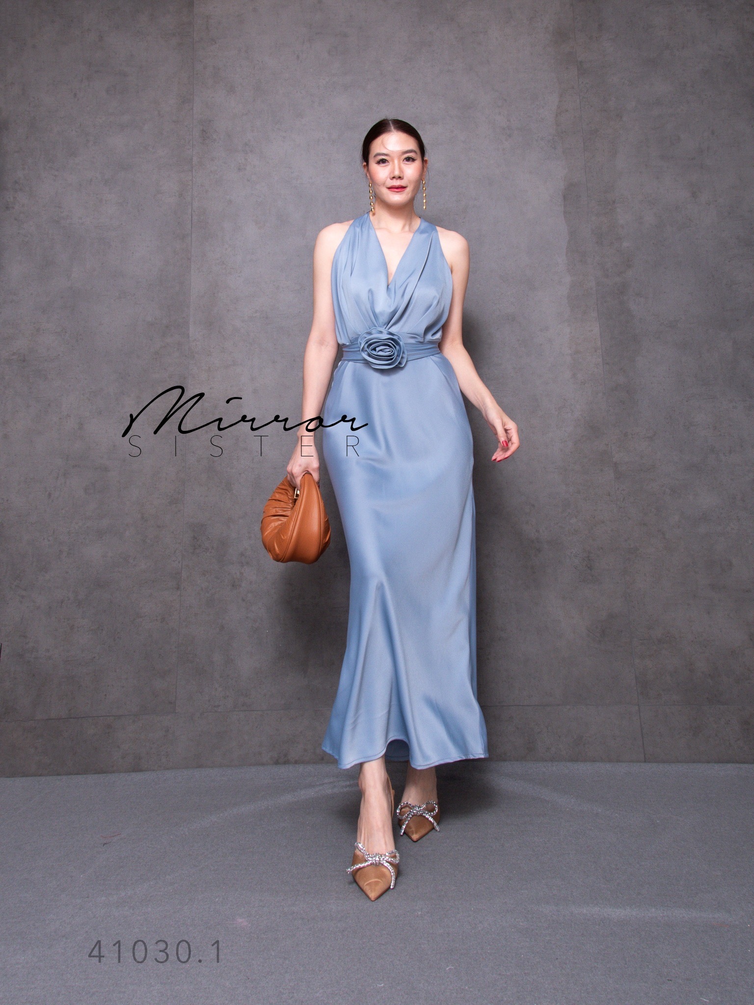 MiRRoRSiSTER's LaBaRiS DReSS•• เดรสแขนกุดทรงสวยหรู ช่วงบนแต่งจับจีบสวยเก๋คอวี มาพร้อมสายดอกกุหลาบผูกเอวหรือผูกคอได้ตามสไตล์ ช่วงล่างกระโปรงทรงAสวยมาก เนื้อผ้าซาตินดีงามสวยหรูพรีเมี่ยม ใครใส่ก็โก้เก๋ Recommendเลยงานนี้ต้อง