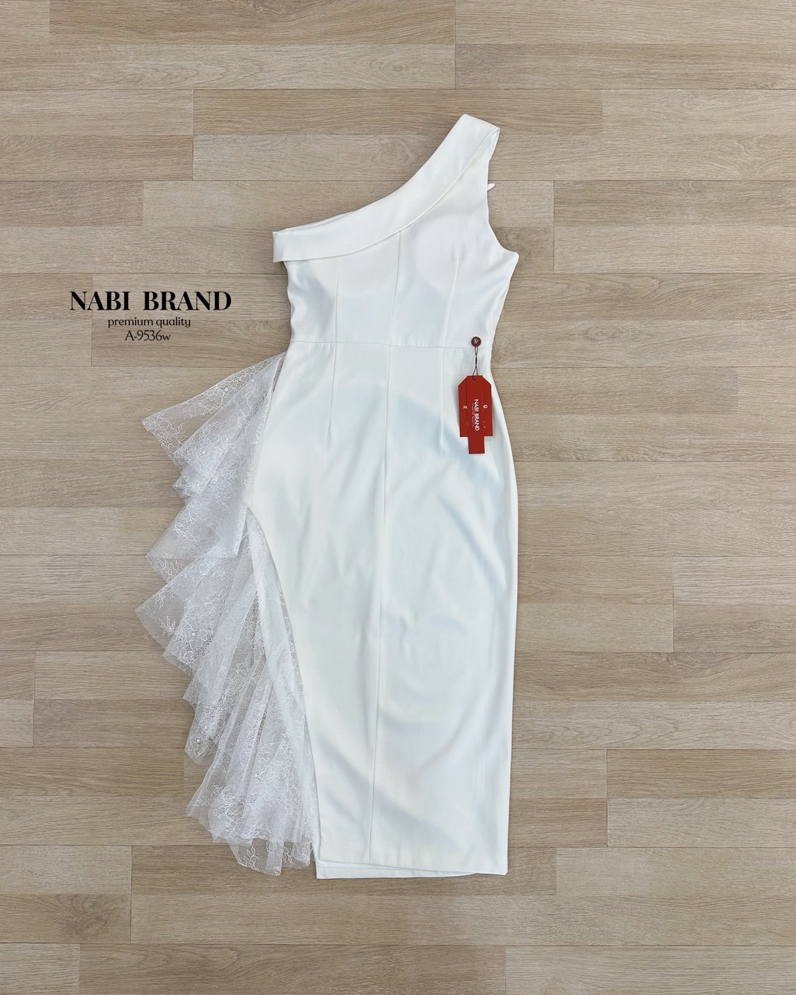 เดรสเข้ารูปทรงเปิดไหล่ แต่งทรงปกคอพาดด้านบน เดรสทรงผ่าข้าง พับจีบด้านข้าง และแต่งเพิ่มด้วยผ้าลูกไม้ ชุดมีฟองน้ำและซับใน ใส่แล้วเลิศ ไม่บ้ง แน่นอนค่ะ 🩷 #เสื้อผ้างานป้าย #NABIBRAND #นาบีแบรนด์ #งานป้ายนาบี #เดรสยาว #เดรสเปิดไหล่ #ชุดออกงาน #เดรสผ่าข