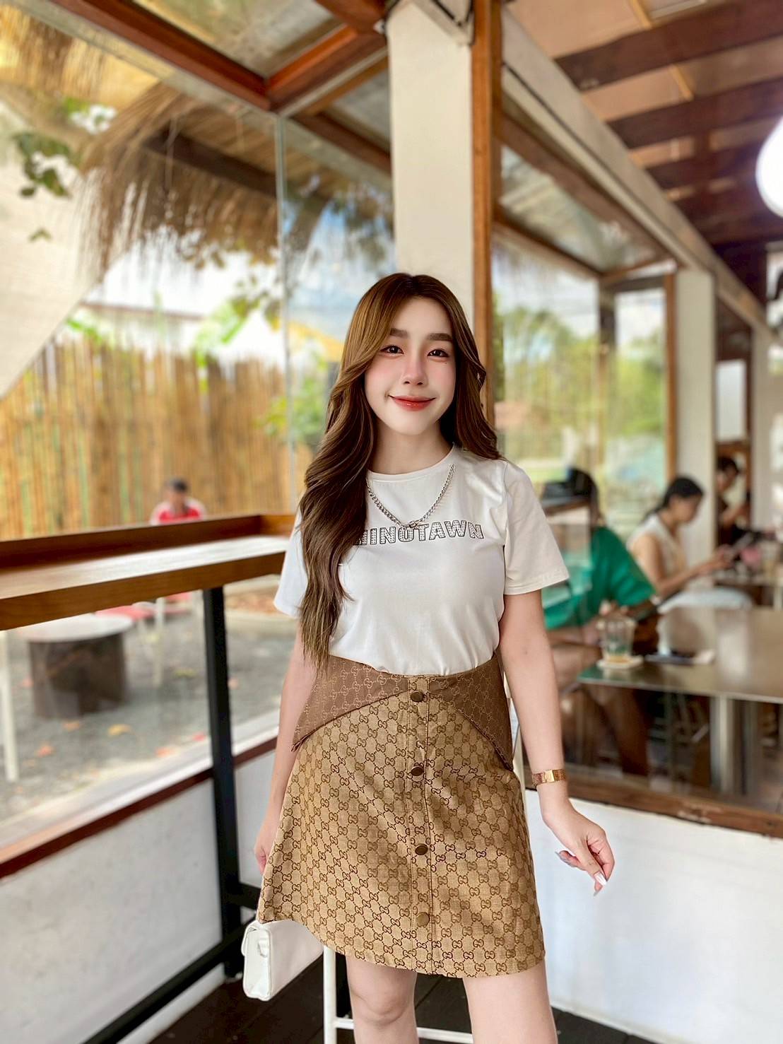 ชุดset เสื้อ+กระโปรง เสื้อยืดรีดเพชรแต่งสร้อยมาคู่กับกระโปรงทรงเอเอวสูงพับขอบมีซับในกางเกง บอกเลยว่าชุดนี้ใส่เท่ห์ๆ ชิคๆ ได้ every day looks เลยค๊า