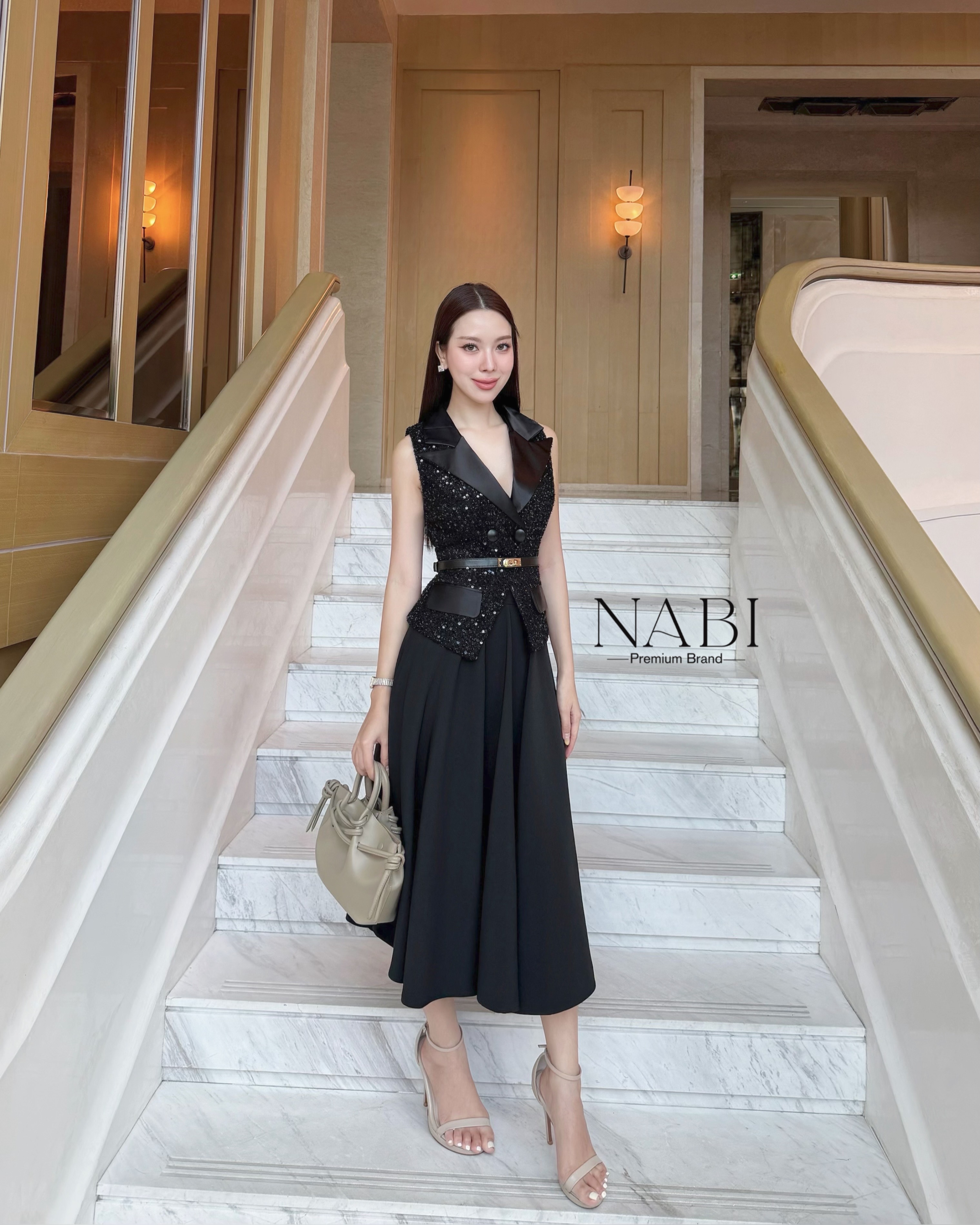 Detail :: Set 3 ชิ้น เสื้อมผ้าทวิส กริตเตอร์แขนกุด แต่งปกเงากระดุมเงา มาพร้อมกระโปรงผ้าสูทพริ้วๆ ซิบหลัง ชุดมีซับในและฟองน้ำอย่างดี เข้าเซทกับเข็มขัดหนัง เสริมลุคสาวๆ ให้ดูมีสง่าราศี ดูดีได้ทุกวัน ใส่ออกงาน ใส่ทำงานได้เลย ผ้าเกรดดี งานว้าวมาก คอนเฟิร์ม ใค