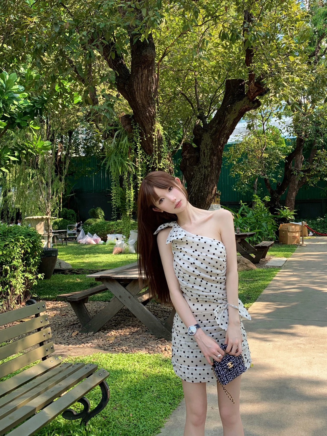 มินิเดรสสีขาวลายจุดไหล่เดียวแต่งโบว์ตรงบ่า ( เสริมฟองน้ำและซิปข้างซ่อนอย่างดี ) ตัวเดรสทรงเข้ารูป เพิ่มความน่ารักด้วยการแต่งโบว์ตรงสะโพกด้านหน้า เนื้อผ้าไม่บางมีซับในทั้งตัว สวยมากๆค่ะ