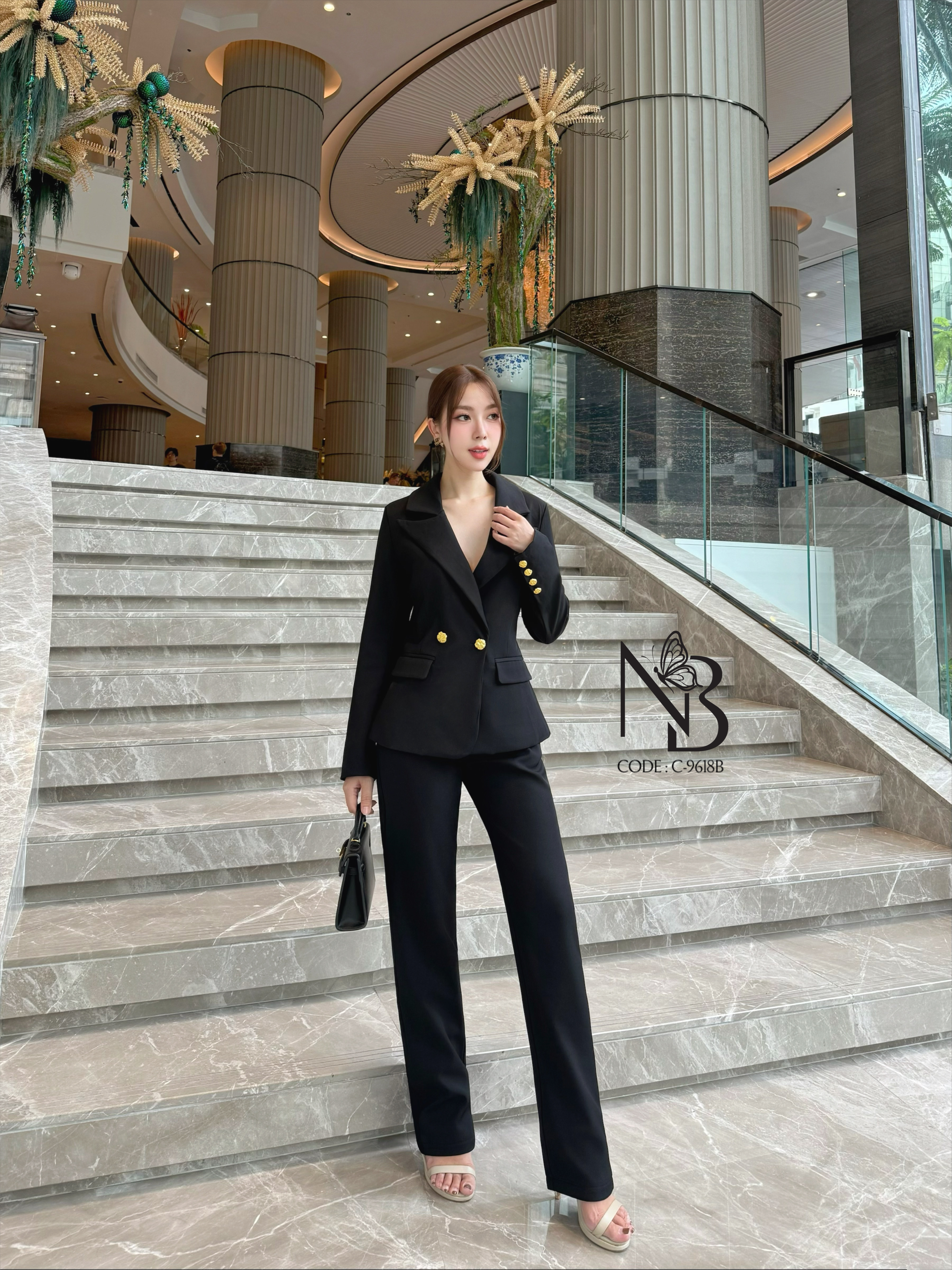 ชุดเซทสูท 2 ชิ้น ผ้าดีมาก สุดหรู สีดำ เสื้อสูทแขนยาวแต่งกระดุมสีทอง 2 เม็ด และกระดุมสีทองที่ปลายแขน มีช่องกระเป๋าข้างหน้าใช้งานได้จริง ทรงปล่อยๆใส่สบายๆ คู่กับกางเกงขายาวกระบอกเล็ก ทรงตะขอเกี่ยว ซิบหน้า มีกระเป๋าข้างและช่องเข็มขัด ชุดมีซับในอย่างดี ทั้งชุ