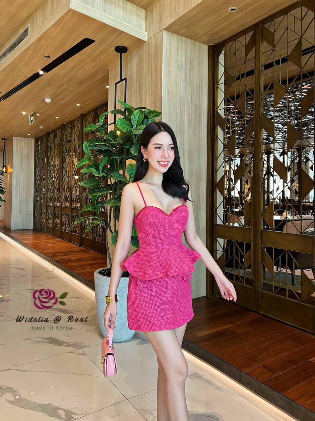 Set :: เสื้อสายเดี่ยวตัวสวยบอกเลยแพทเทิ้ลสวยเนี๊ยบสุดๆ คัตติ้งสวยเข้ารูป อกเสริมฟองเป็นทรงสวย ชายเป็นระบายย้วยเด้งรอบตัว มาเข้าชุดพร้อมกับกระโปรงตัวสั้นสวย มาพร้อมซับในขาสั้นในตัว ไม่ต้องกลัวโป้นะจ๊ะ ลุคสาวสวย Luxzury สุดๆใส่ออกมาไม่ผิดหวัง บอกเลยห้ามพลาด