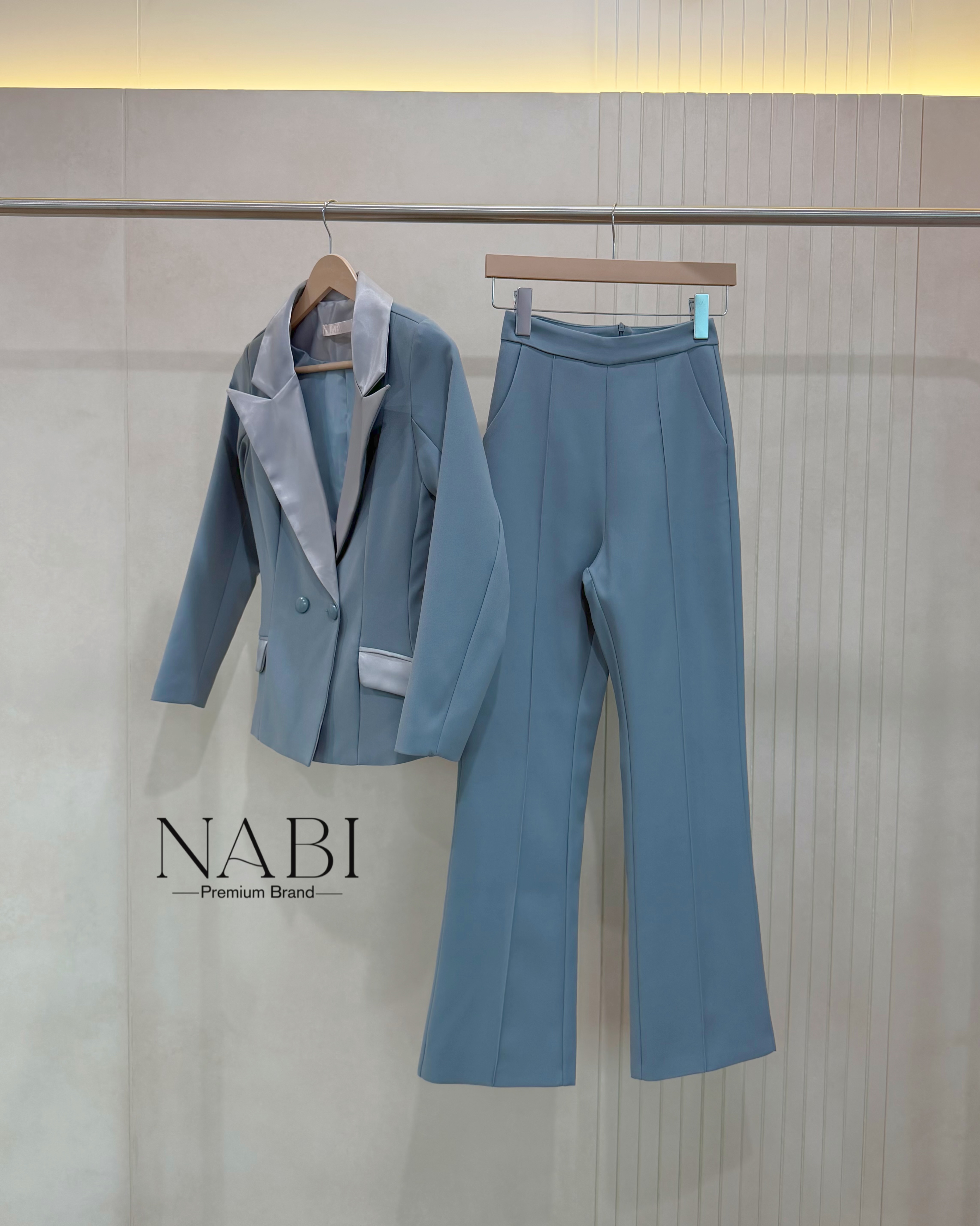 Set สูท2ชิ้น เสื้อแขนยาว+กางเกงขายาว ดีเทลเรียบหรู เสื้อคอปกเงาๆ ทำให้ดูแพง กระดุมสองเม็ด มีกระเป๋าสองข้างใช้งานได้จริง กางเกงเอวสูงนิดนึงกระบอกเล็ก ตีเกล็ดตรงกลาง ซิบซ่อนด้านหลัง มีซัปในทั้งตัว ผ้าหนา นุ่ม ใส่สบายมาก ทรงเกร๋ เข้ารูป ดีไซน์ทันสมัย ใส่แล้ว