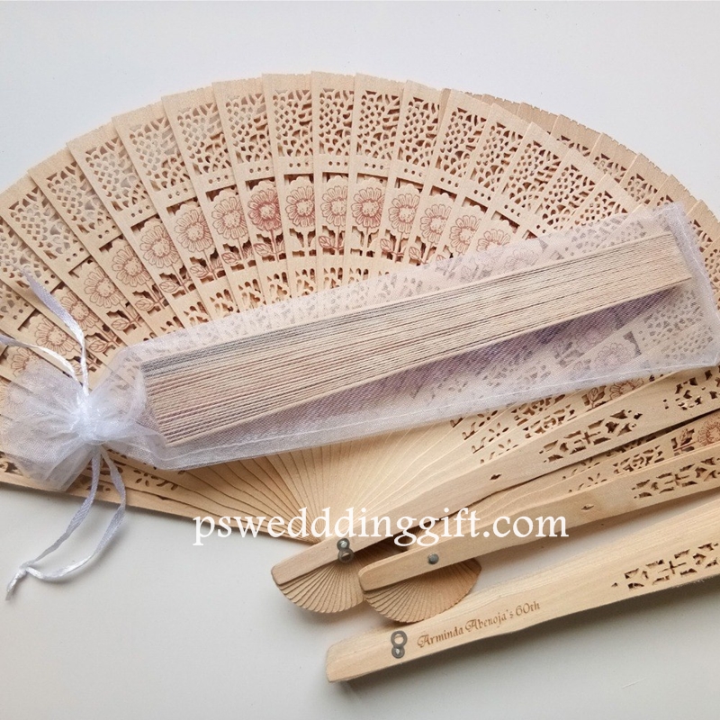 พัดไม้ฉลุลายดอก แพ็คถุงแก้ว ติดโบว์ พร้อมป้ายชื่อ