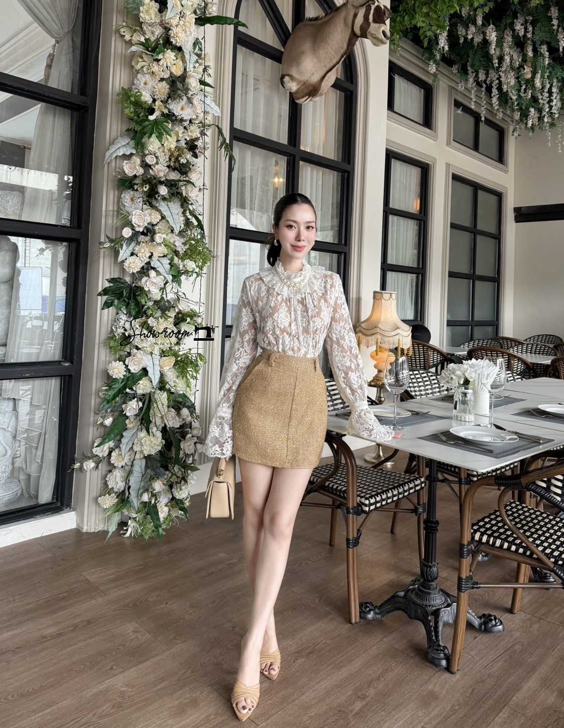 เซ็ตเสื้อลูกไม้ดีไซน์สวยซับสีน้ำตาล มาพร้อมสร้อยมุก1เส้น กระโปรงทรงสวยซับในเป็นกางเกง ใช้ผ้าอย่างดีในการตัดเย็บ บุซับ อัดกาวทรงเริ่ด คอมพลีทลุคครบจบในชุดเดียว #showroombrand #งานป้ายshowroom #งานป้ายคุณภาพดี #งานแฟชั่น #เสื้อผ้างานป้าย #เสื้อผ้าผู้หญิง #c