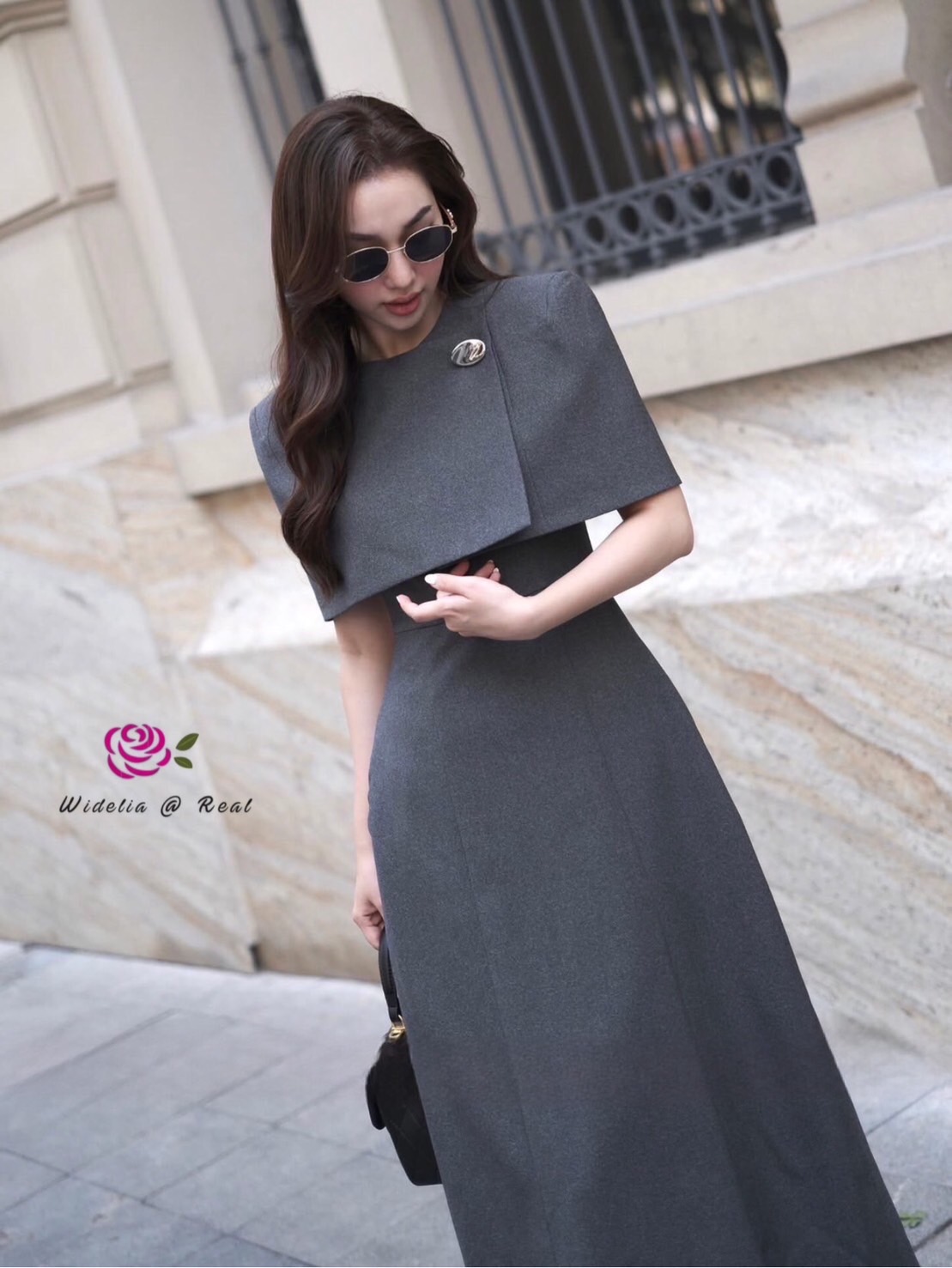 Dress เดรสตัวยาวช่วงบนทรงผ้าคลุม ไหล่เสริมฟองน้ำ อกเสริมฟองน้ำ อกแต่งกระดุมทอง ซิปหลัง งานเนื้อผ้าอย่างดีมีน้ำหนัก ผ้าไม่บาง ผ้าเรียบสีพื้น งานคัตติ้งเนี๊ยบมากๆ ทรงสวย งานเป๊ะ รับรองใส่ออกมาไม่ผิดหวังการันตีให้เลย