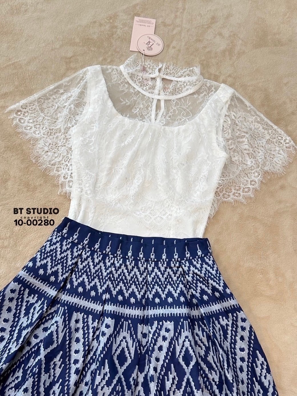 เซท 2 ชิ้น เสื้อลูกไม้ดีเทลแต่งระบายคลุมไหล่ ด้านในมีซับในเสื้อสายเดี่ยวด้านใน แมทซ์กับกระโปรงพิมพ์ลายผ้าไทย งานสวยแมทซ์กันสวย ลัคชูมากกกก #ชุดไทย #ผ้าทอ #งานป้ายบีที #btstudio